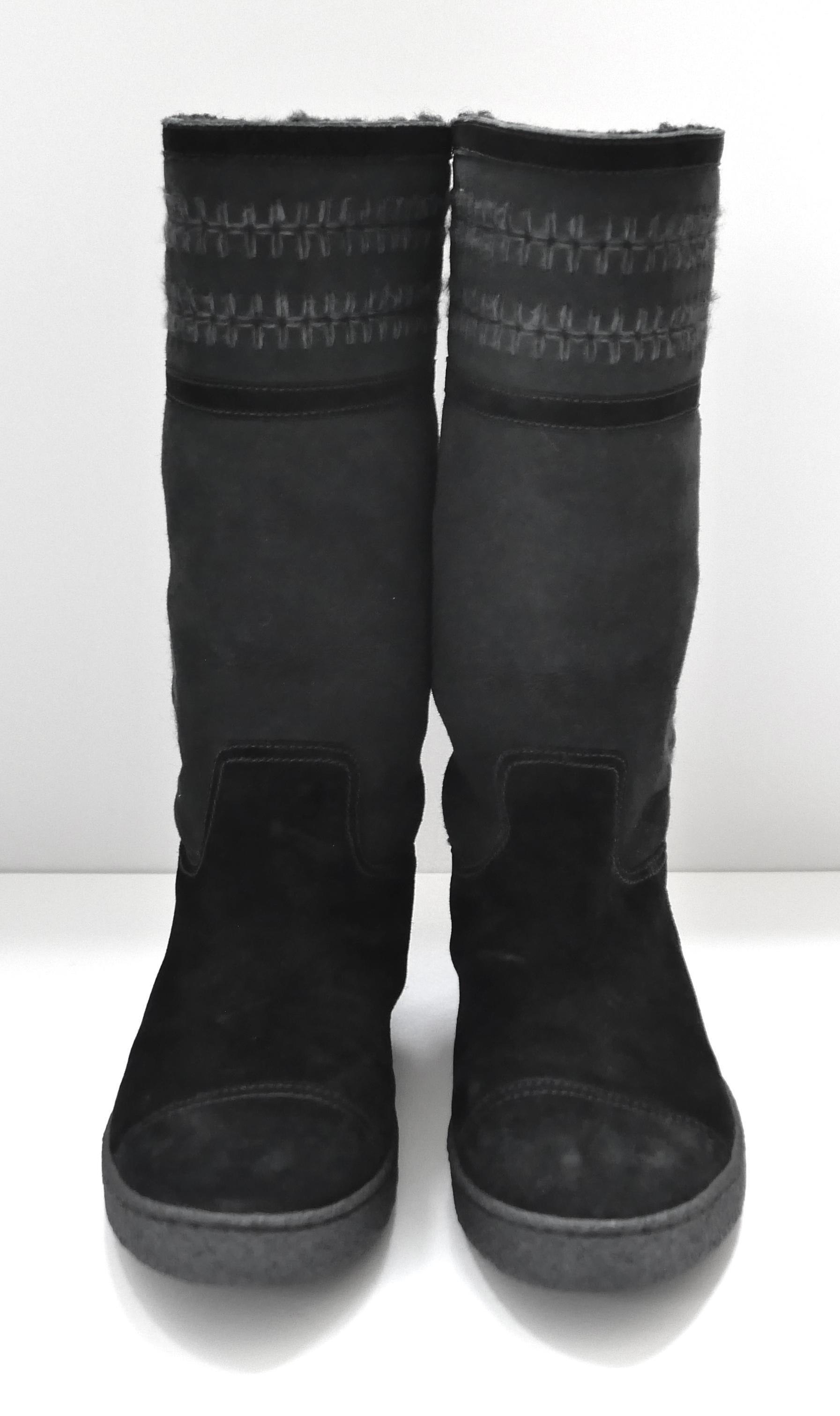 Wunderschöne Chanel-Mukluk-Stiefel. Einmal getragen und mit Staubbeutel geliefert. Sie sind aus anthrazitfarbenem Nubuk mit dunklerem schwarzem Wildleder gefertigt und mit von den Inuit inspirierten Nähten und CC-Logos versehen. Sie haben ein