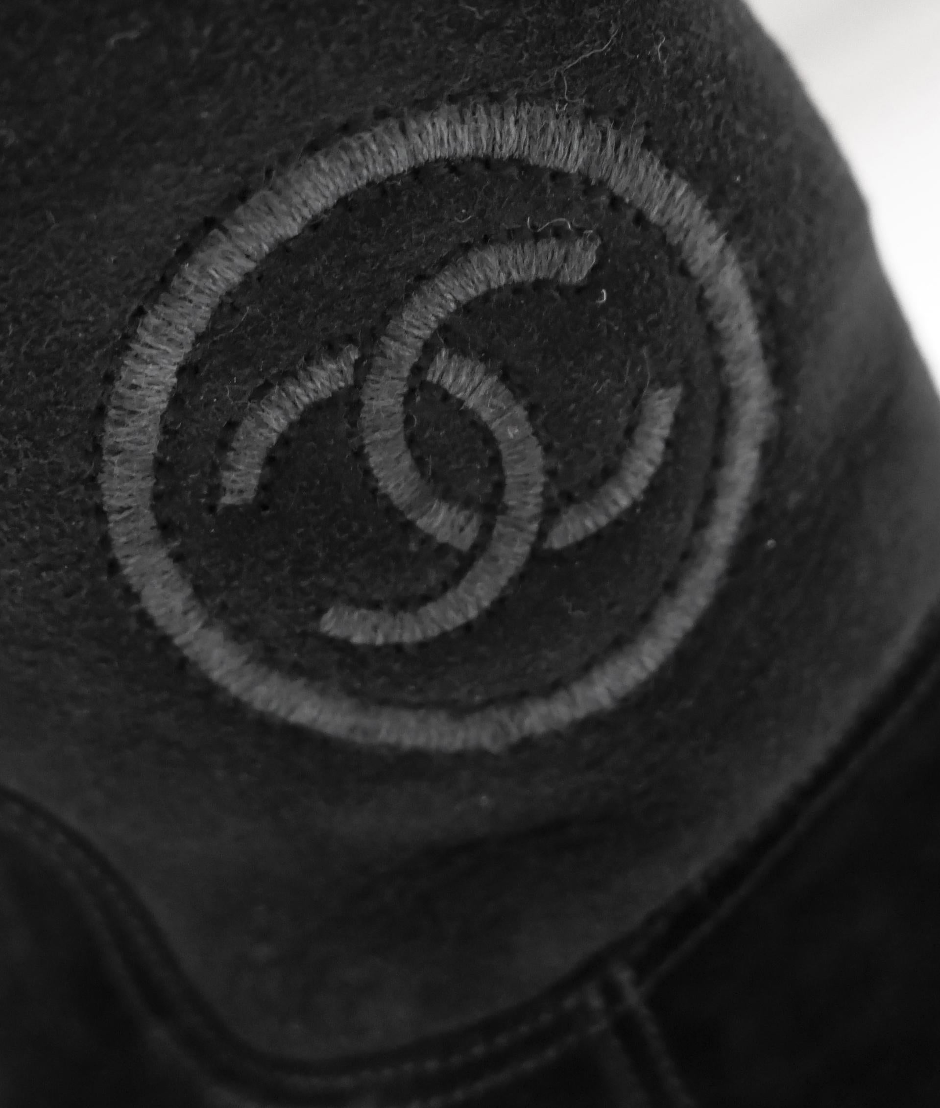 Chanel CC Logo Shearling gefütterte Mukluk Stiefel im Zustand „Hervorragend“ im Angebot in London, GB