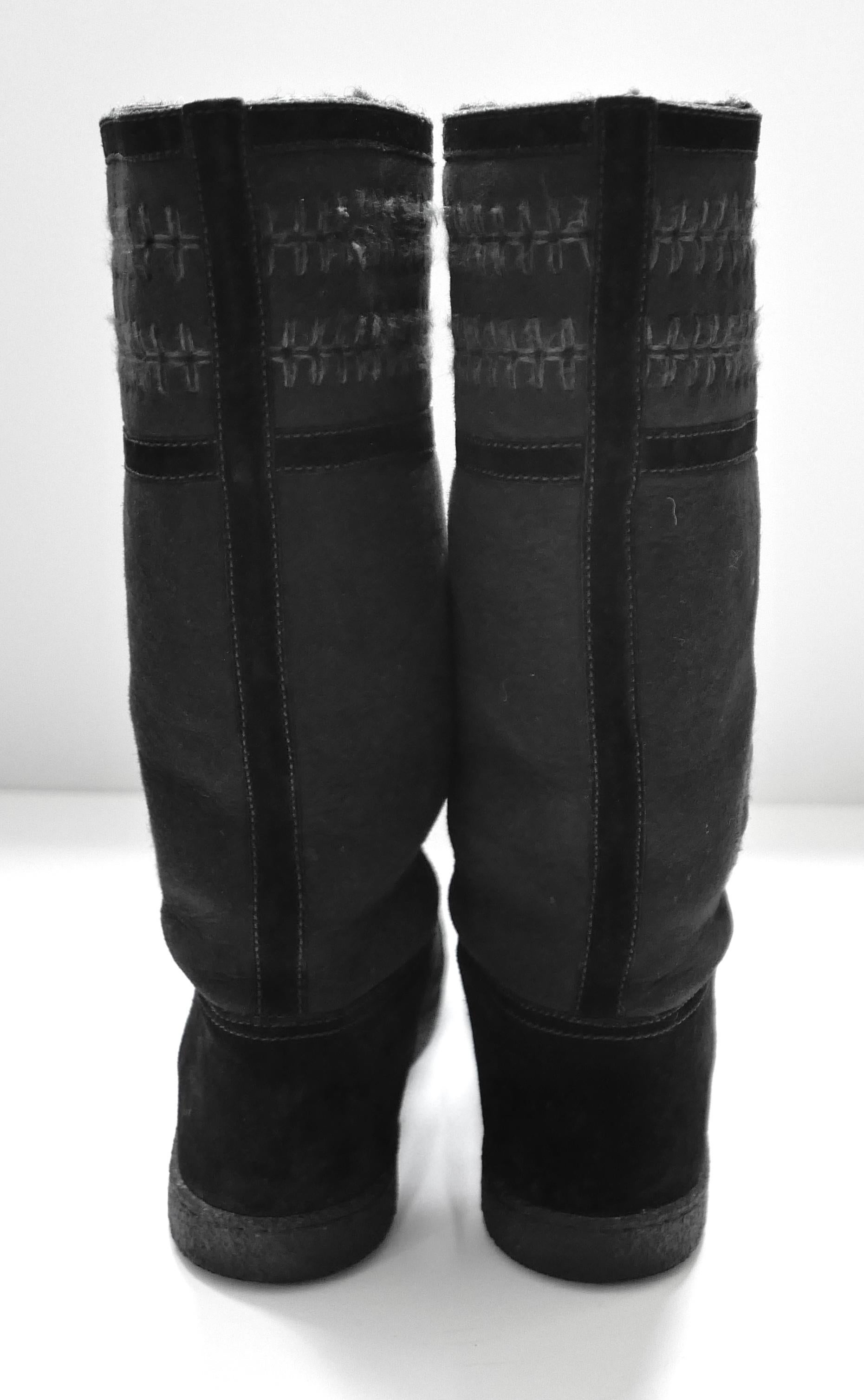 Chanel CC Logo Shearling gefütterte Mukluk Stiefel Damen im Angebot