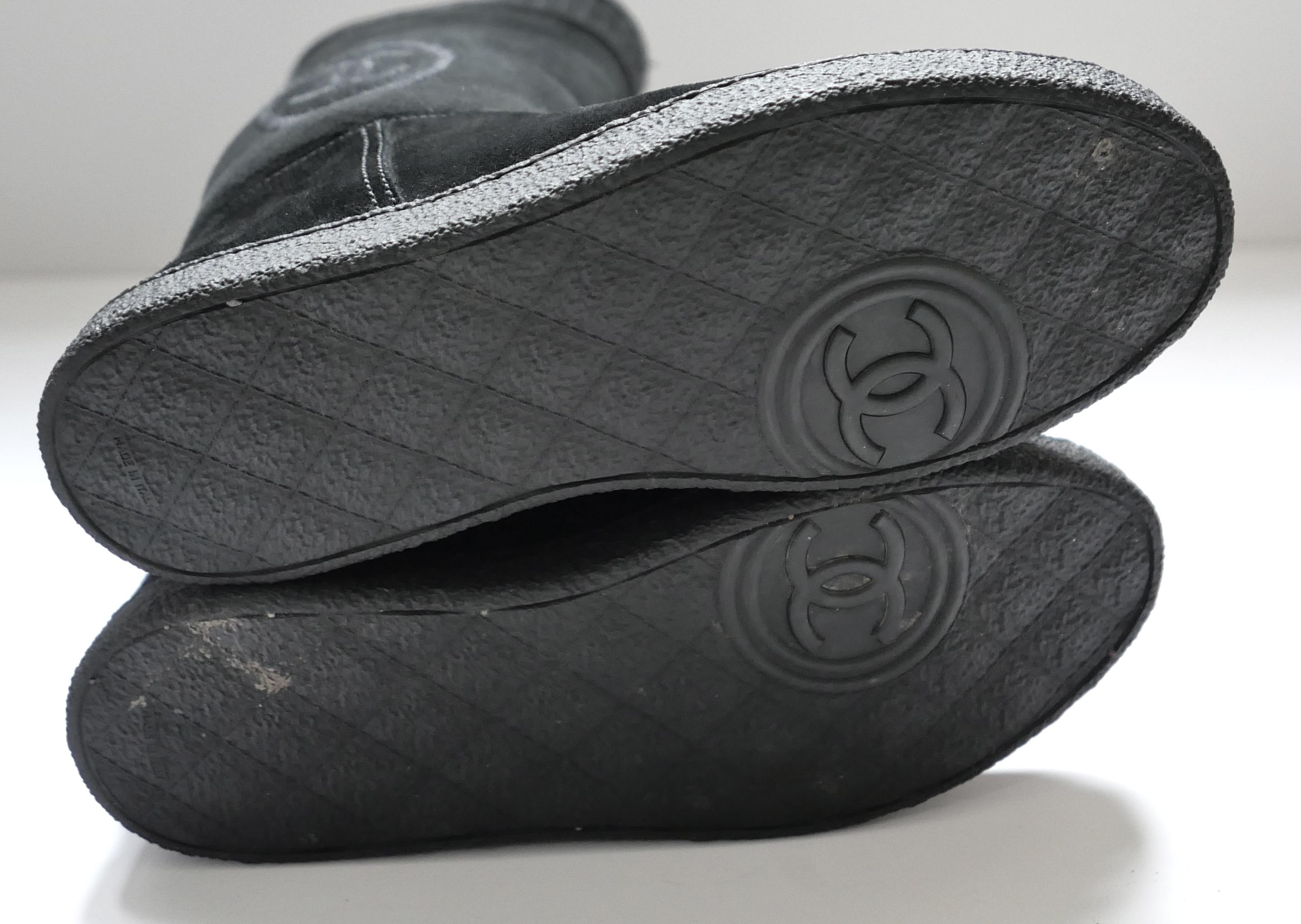 Chanel CC Logo Shearling gefütterte Mukluk Stiefel im Angebot 1