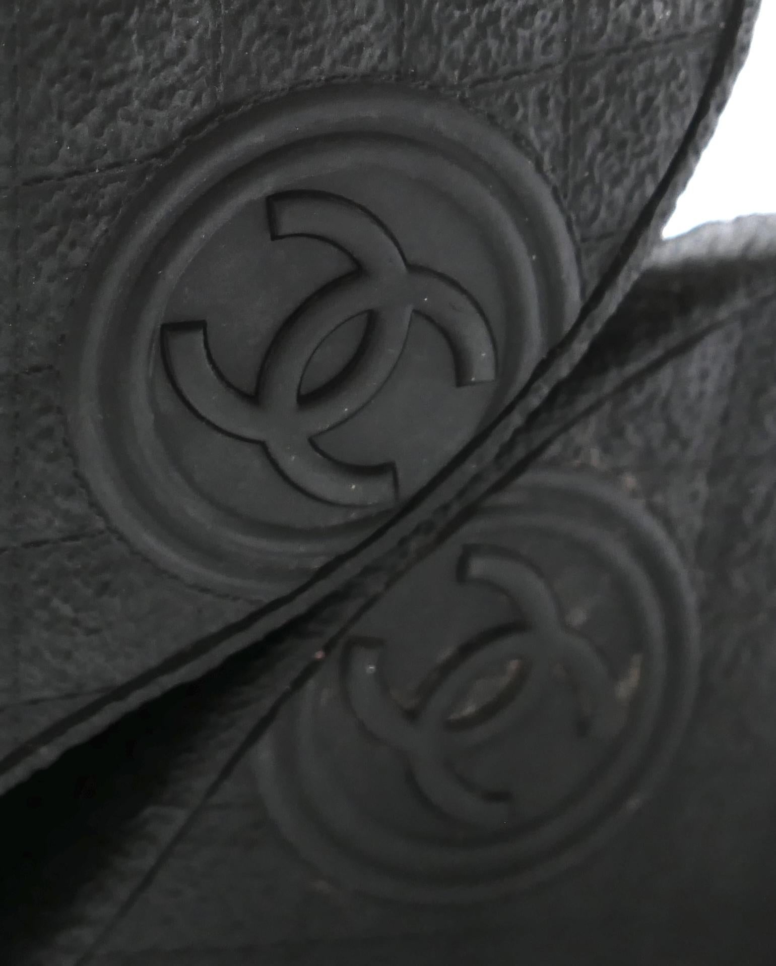Chanel CC Logo Shearling gefütterte Mukluk Stiefel im Angebot 2