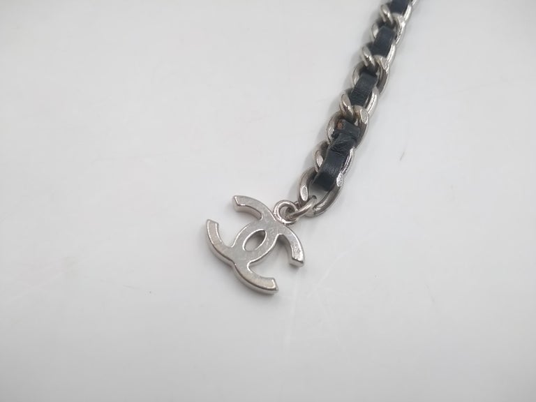 Chanel CC Logo Silber und schwarzes Leder Buchstaben-Gürtel-Halskette im  Angebot bei 1stDibs | chanel kette