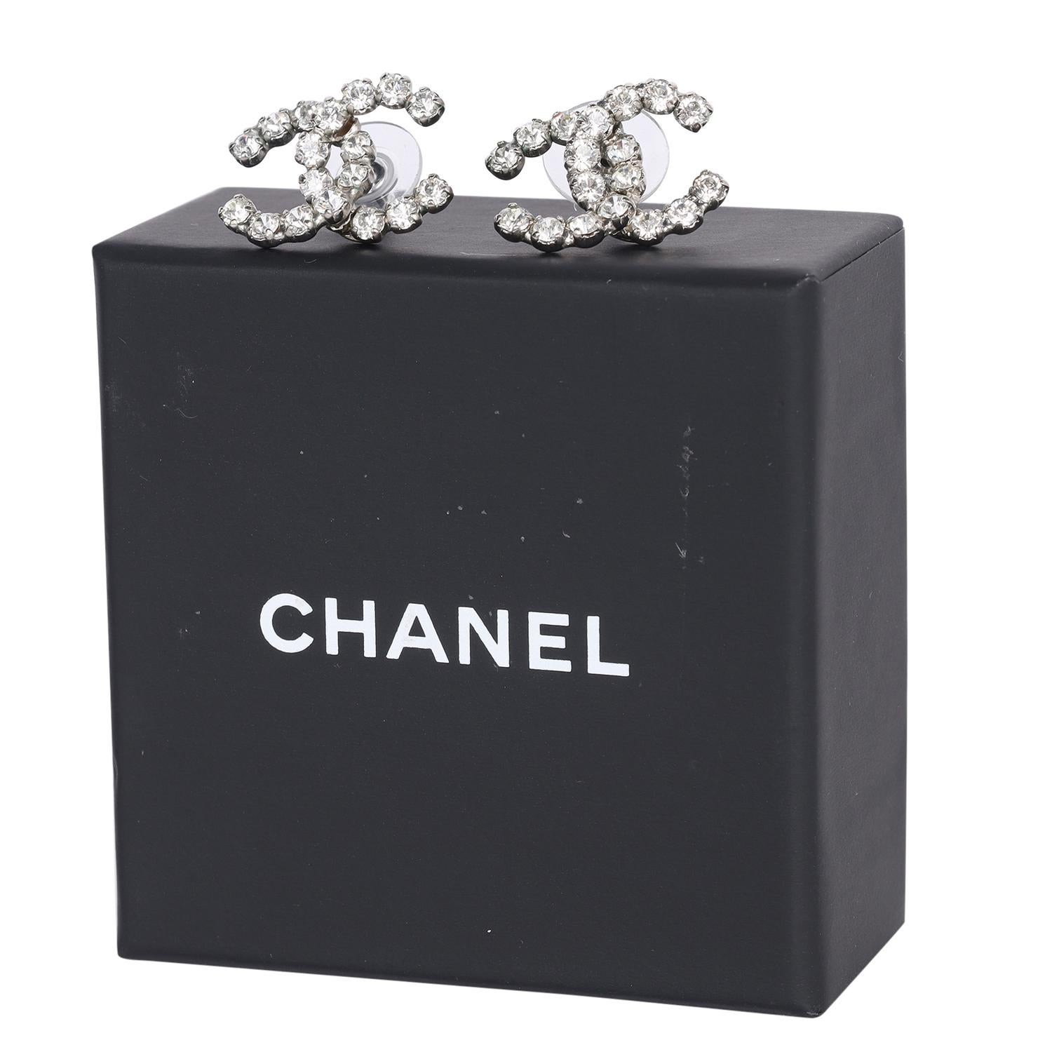 Auténticos pendientes de cristal en tono plateado con el emblemático logotipo CC de Chanel. Los cristales son grandes, brillantes y hermosos. ¡Deja que estos preciosos pendientes hagan tu declaración!

Fabricado en Francia  

TALLA

.75