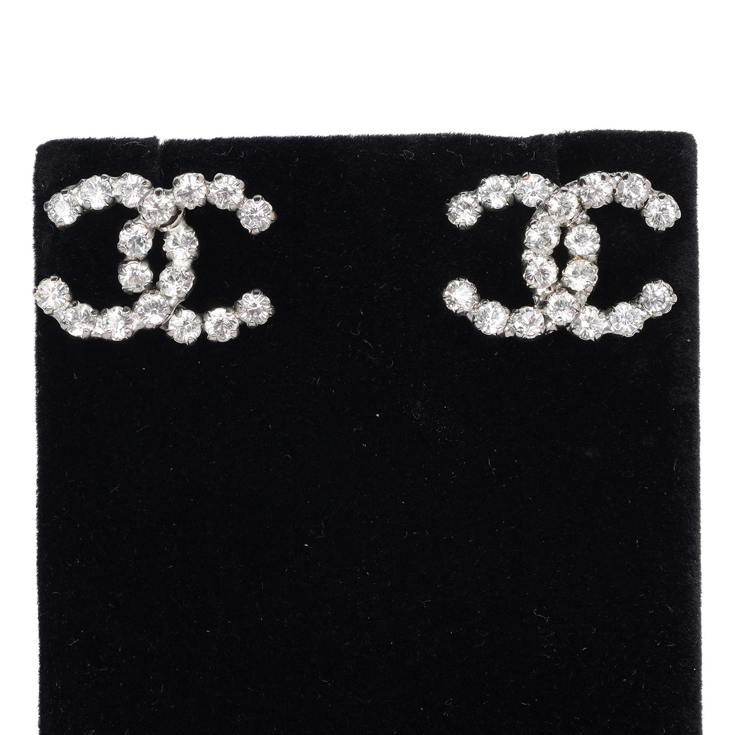 CHANEL CC Logo Pendientes perforados de cristal plateado en Excelente estado para la venta en Salt Lake Cty, UT