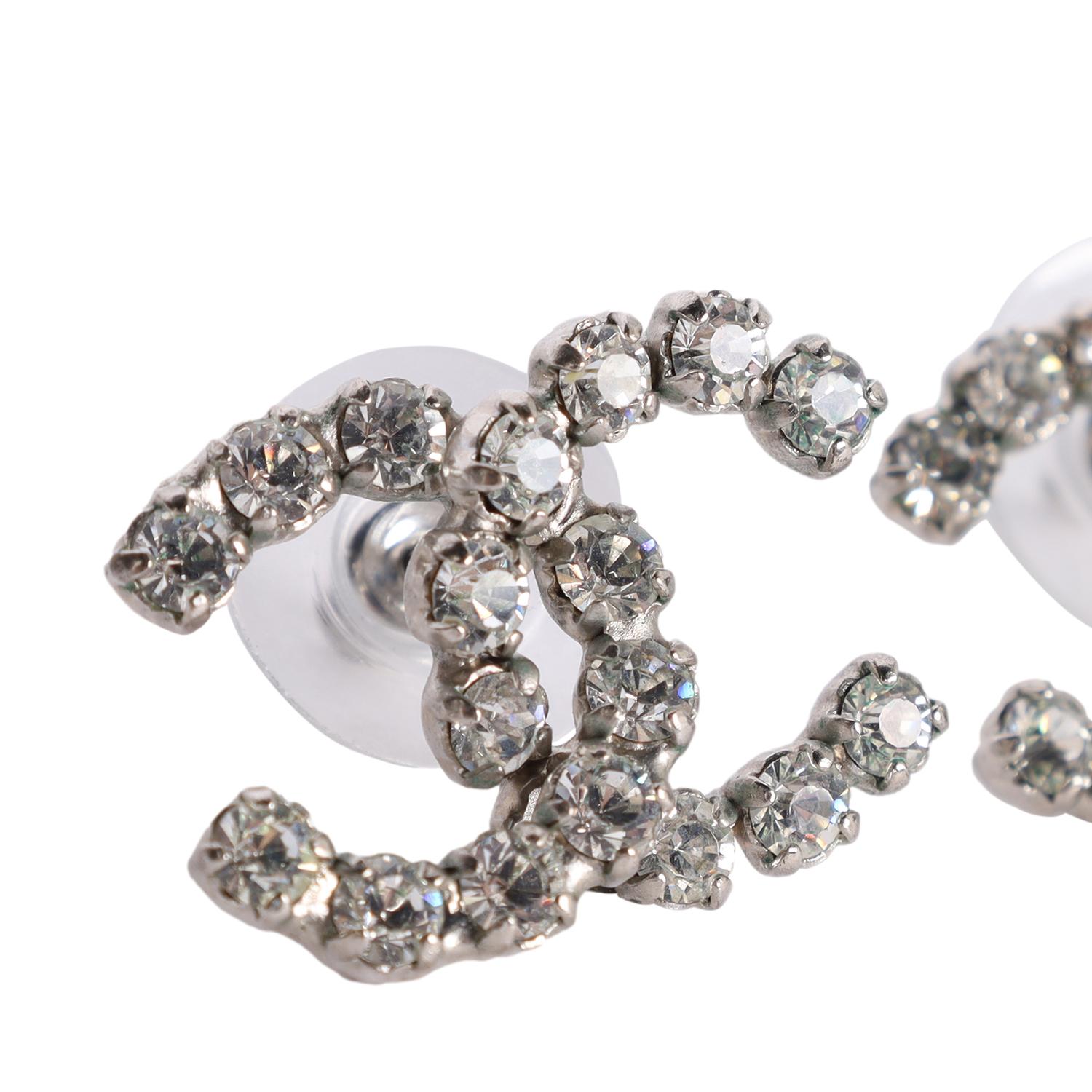 De las mujeres CHANEL CC Logo Pendientes perforados de cristal plateado en venta