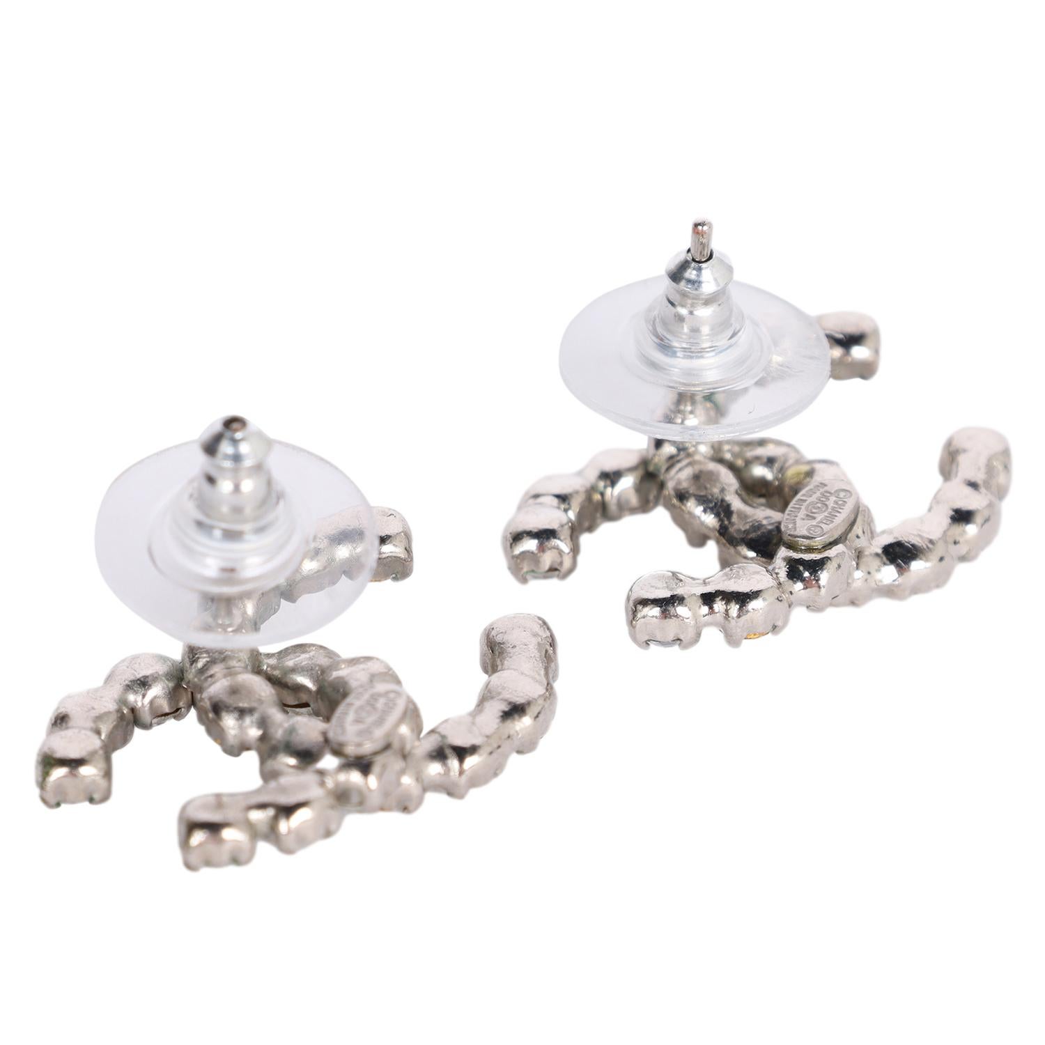 CHANEL CC Logo Pendientes perforados de cristal plateado en venta 2