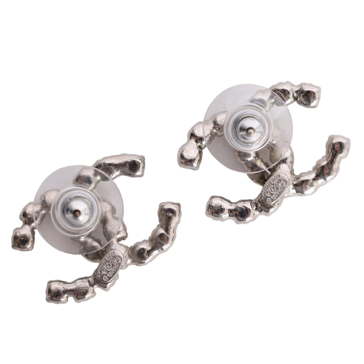 CHANEL CC Logo Pendientes perforados de cristal plateado en venta 3