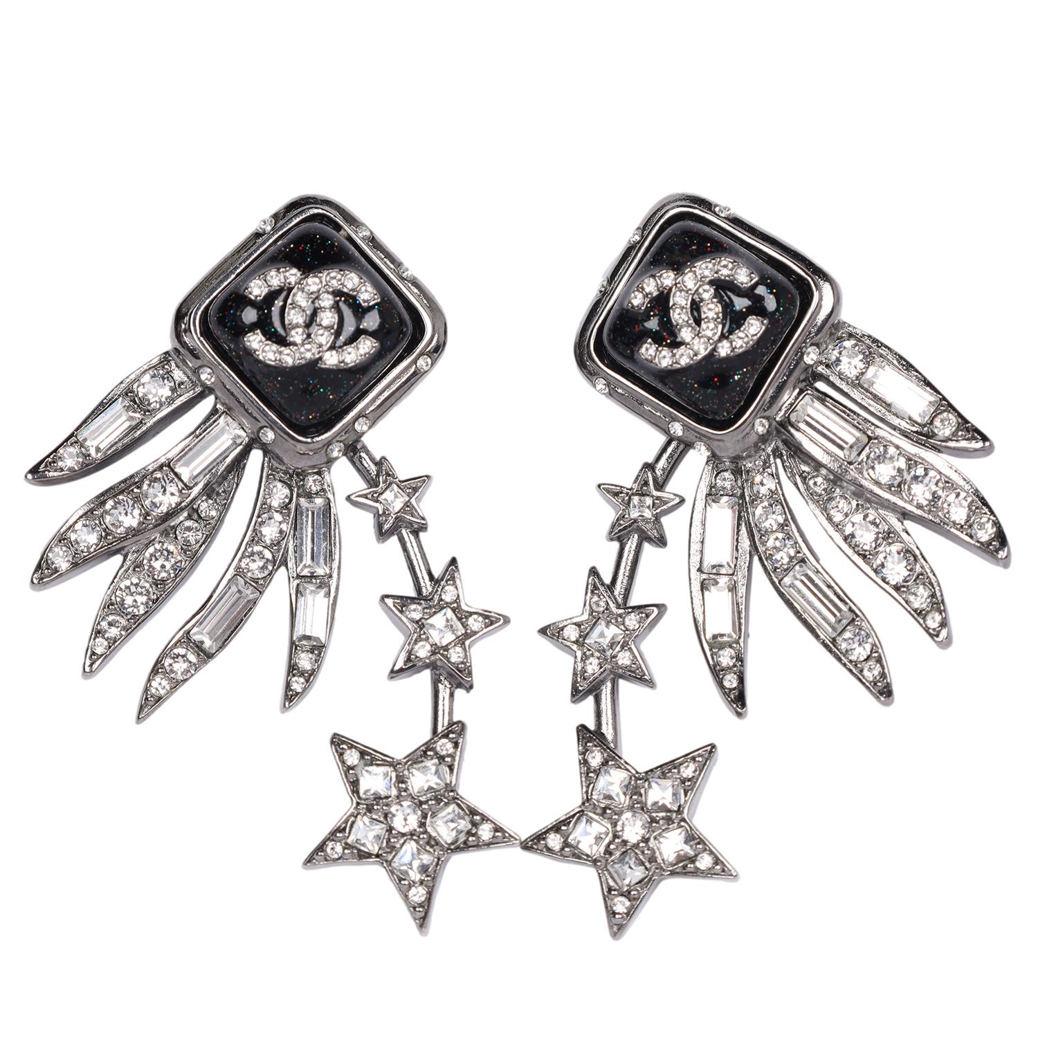Chanel CC Logo Silber Strass Stern-Kronleuchter durchbohrte Ohrringe (Rundschliff) im Angebot