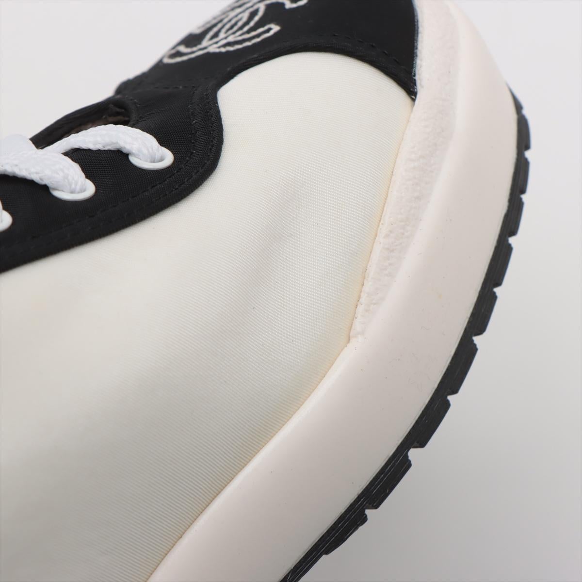 Chanel CC Logo Sneakers White x Black 11