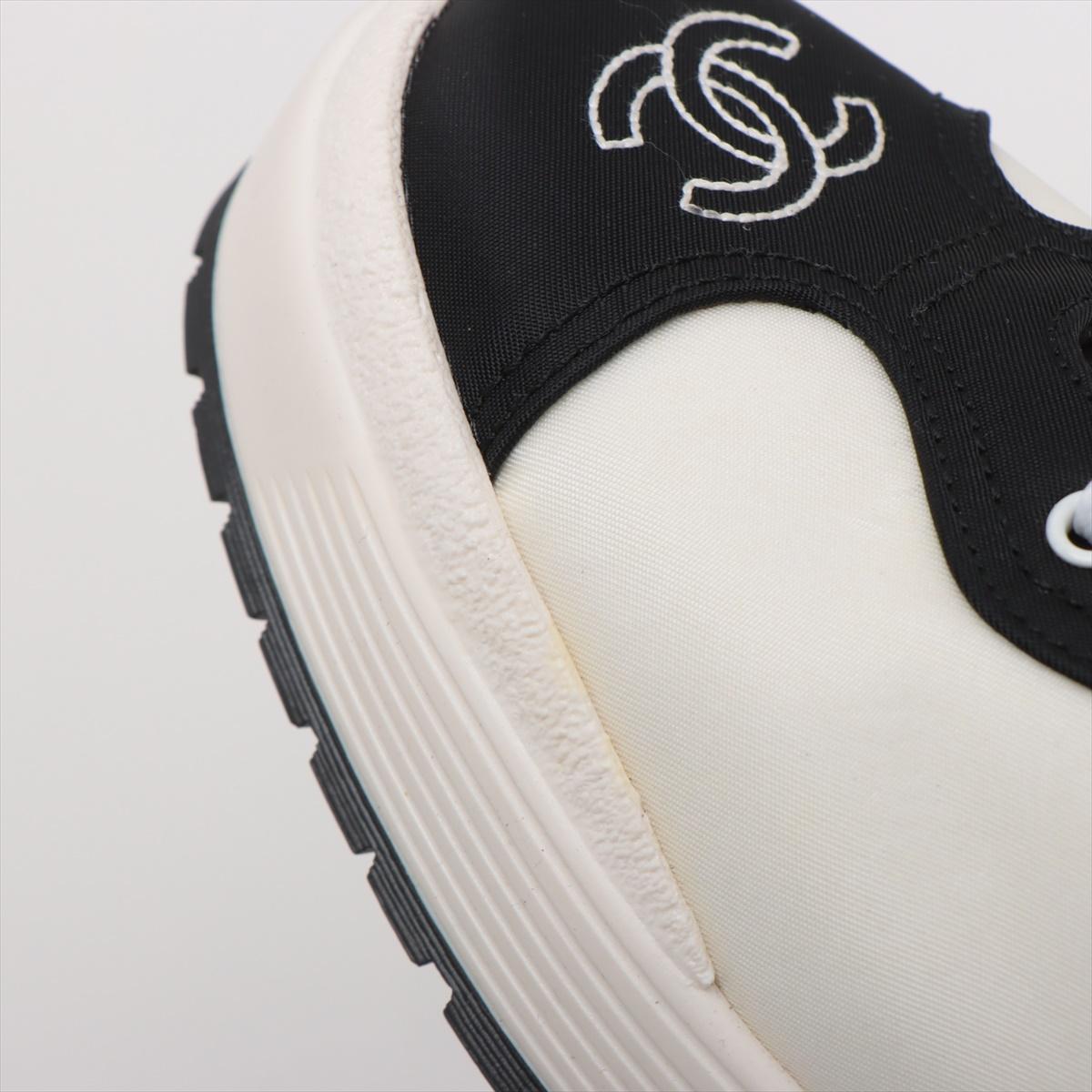 Chanel CC Logo Sneakers White x Black 12