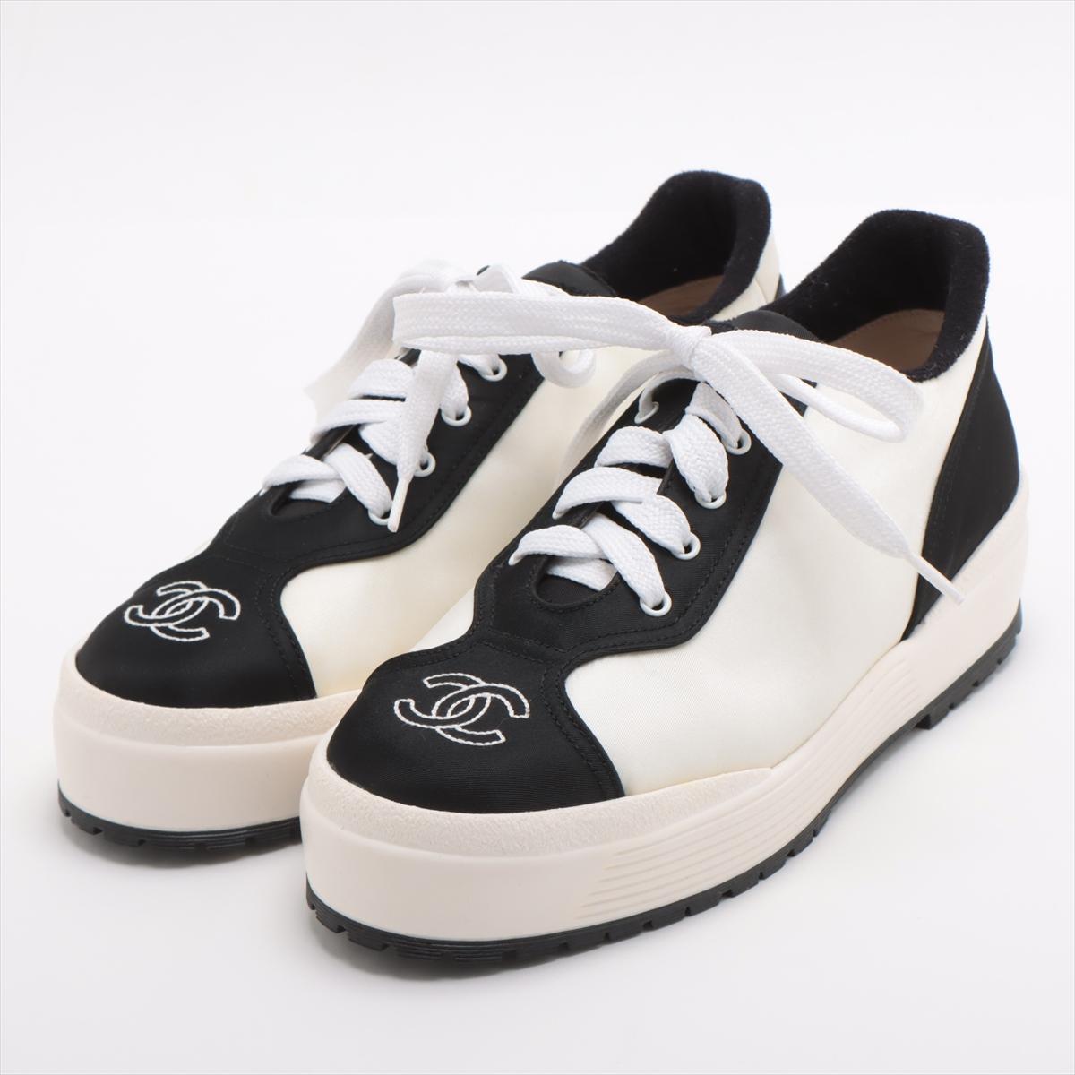 Chanel CC Logo Sneakers White x Black In Good Condition In Humacao, PR