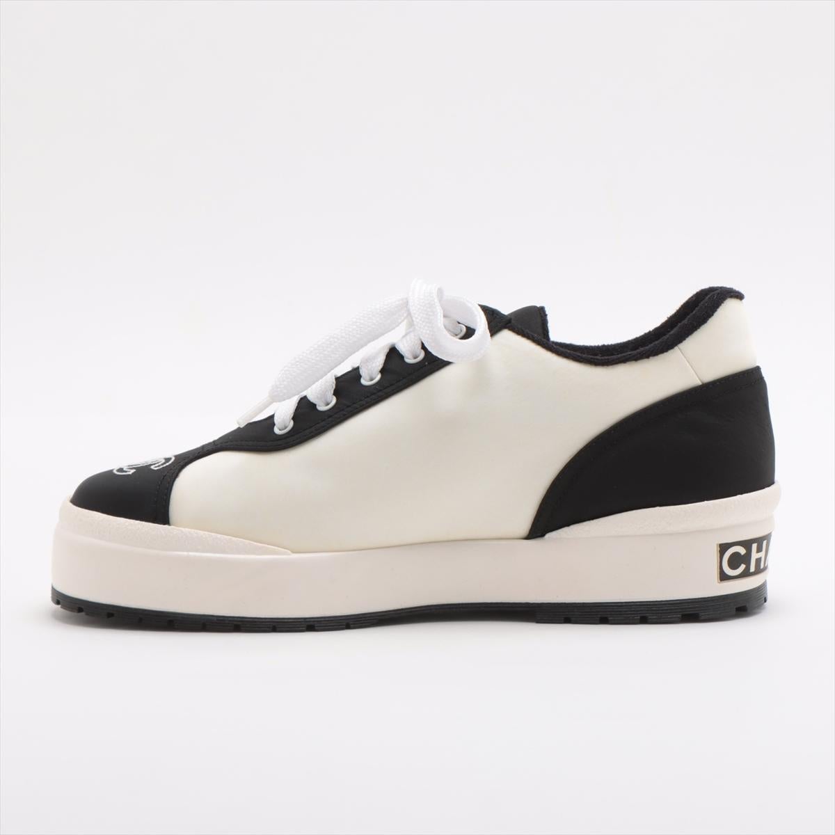 Chanel CC Logo Sneakers White x Black 1