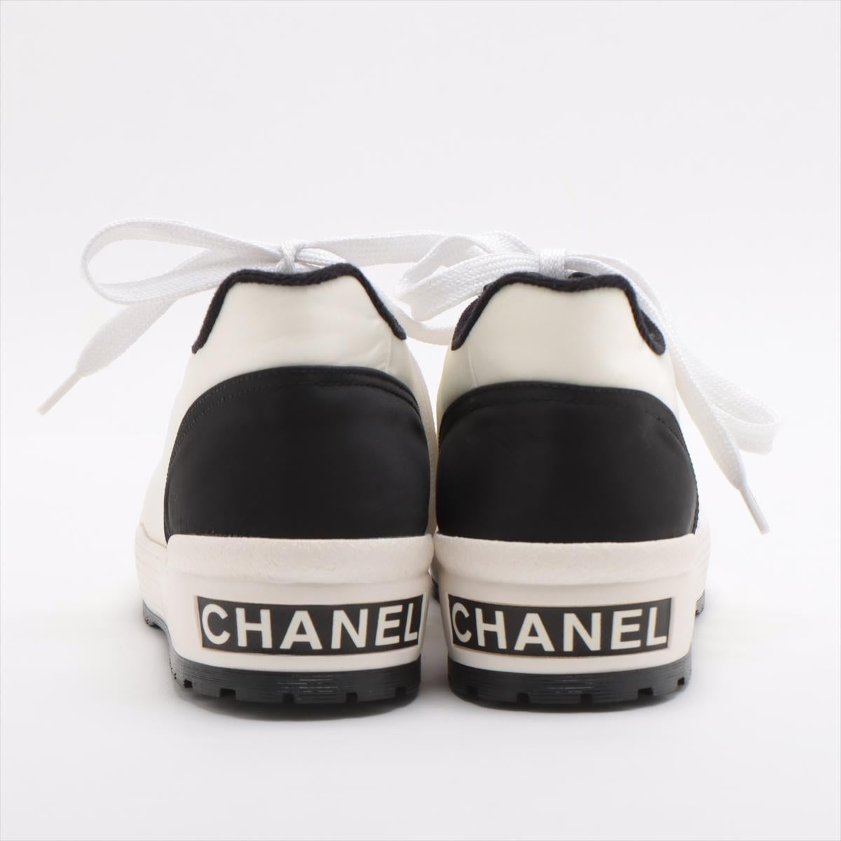 Chanel CC Logo Sneakers White x Black 2