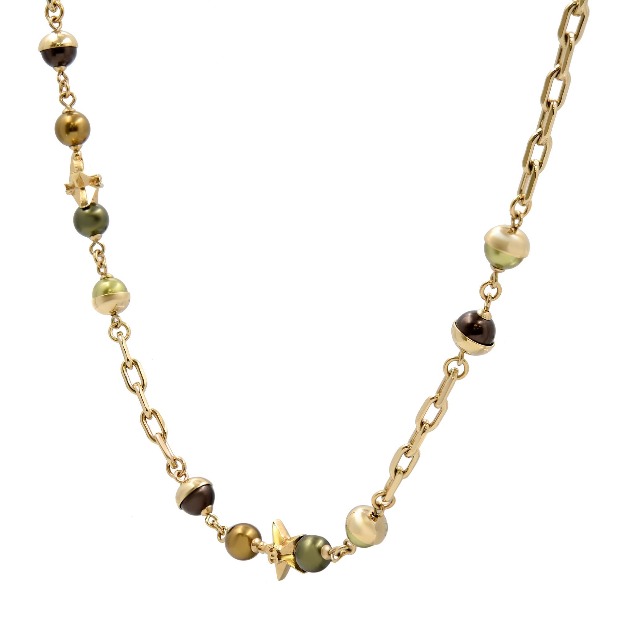 Chanel gold CC Logo Stern olivbraun Perle lange Halskette in Goldton. Hergestellt in Frankreich. Länge der Halskette: 44 Zoll. Ein sehr klassisches vergoldetes Stück. Ausgezeichneter gebrauchter Zustand. Originalverpackung und Papiere sind nicht