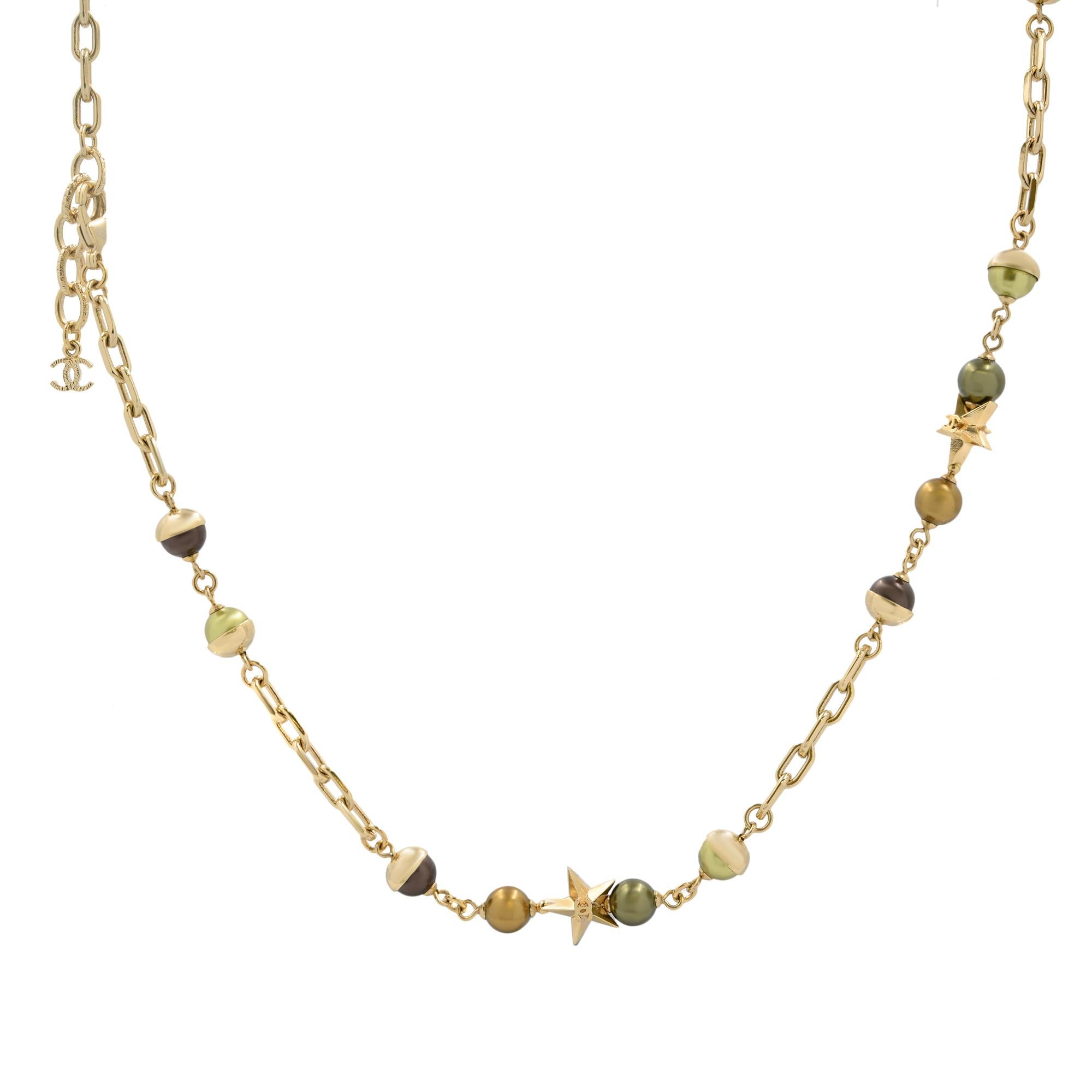 Chanel CC Logo Star Goldton Olive Brown Perlen lange Halskette im Zustand „Hervorragend“ im Angebot in New York, NY