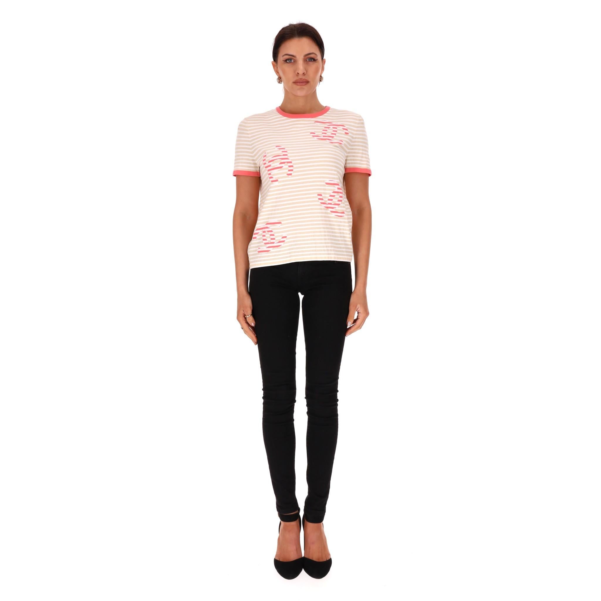 Chanel 'CC' Logo gestreiftes Baumwoll-Top

Orange-weiß gestreiftes T-Shirt mit dem charakteristischen roten 