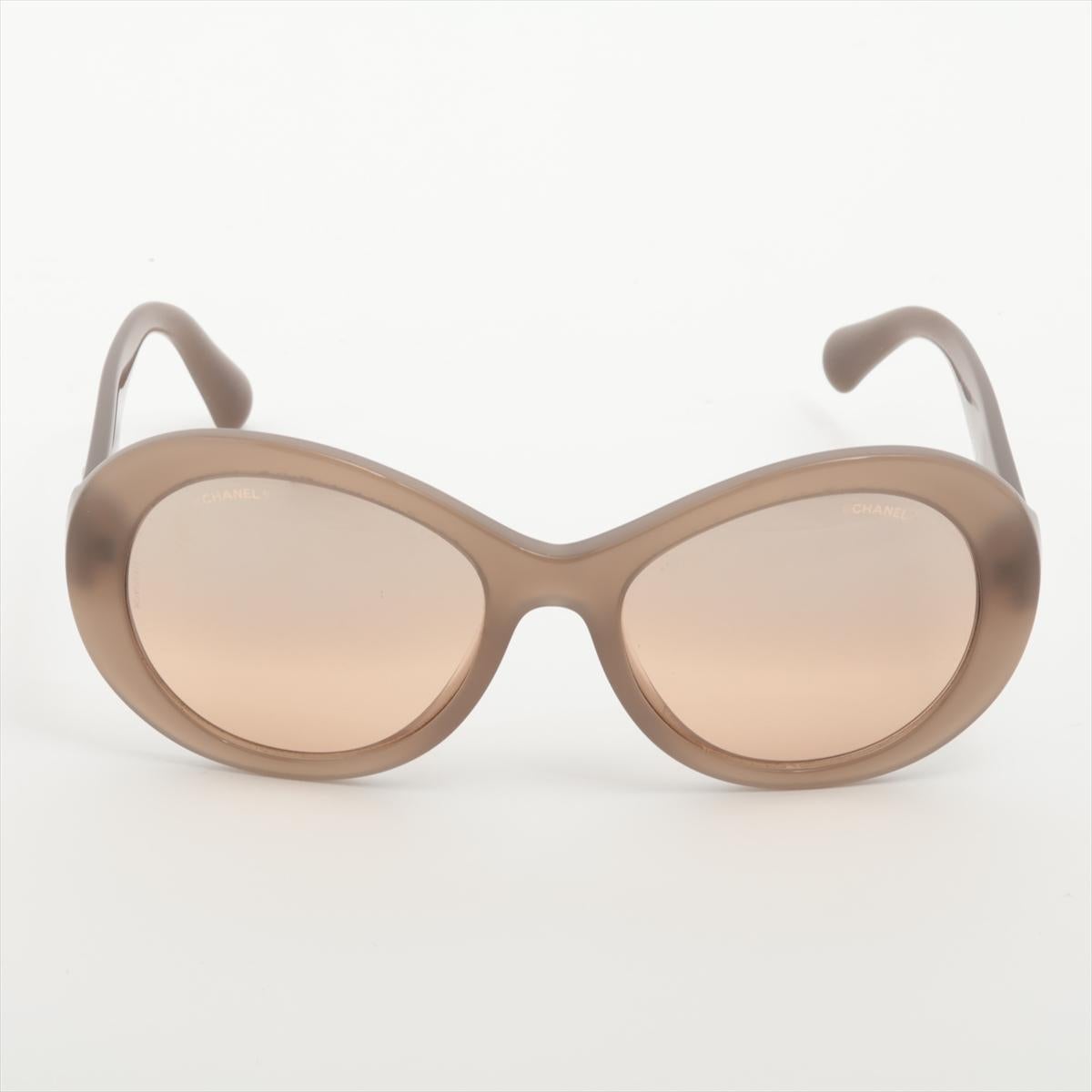*ships around 11/11
The Chanel CC Logo Sunglasses in beige are a chic and timeless accessory that adds a touch of elegance to any look. Crafted from durable, lightweight plastic, these sunglasses feature a classic beige frame that complements a wide