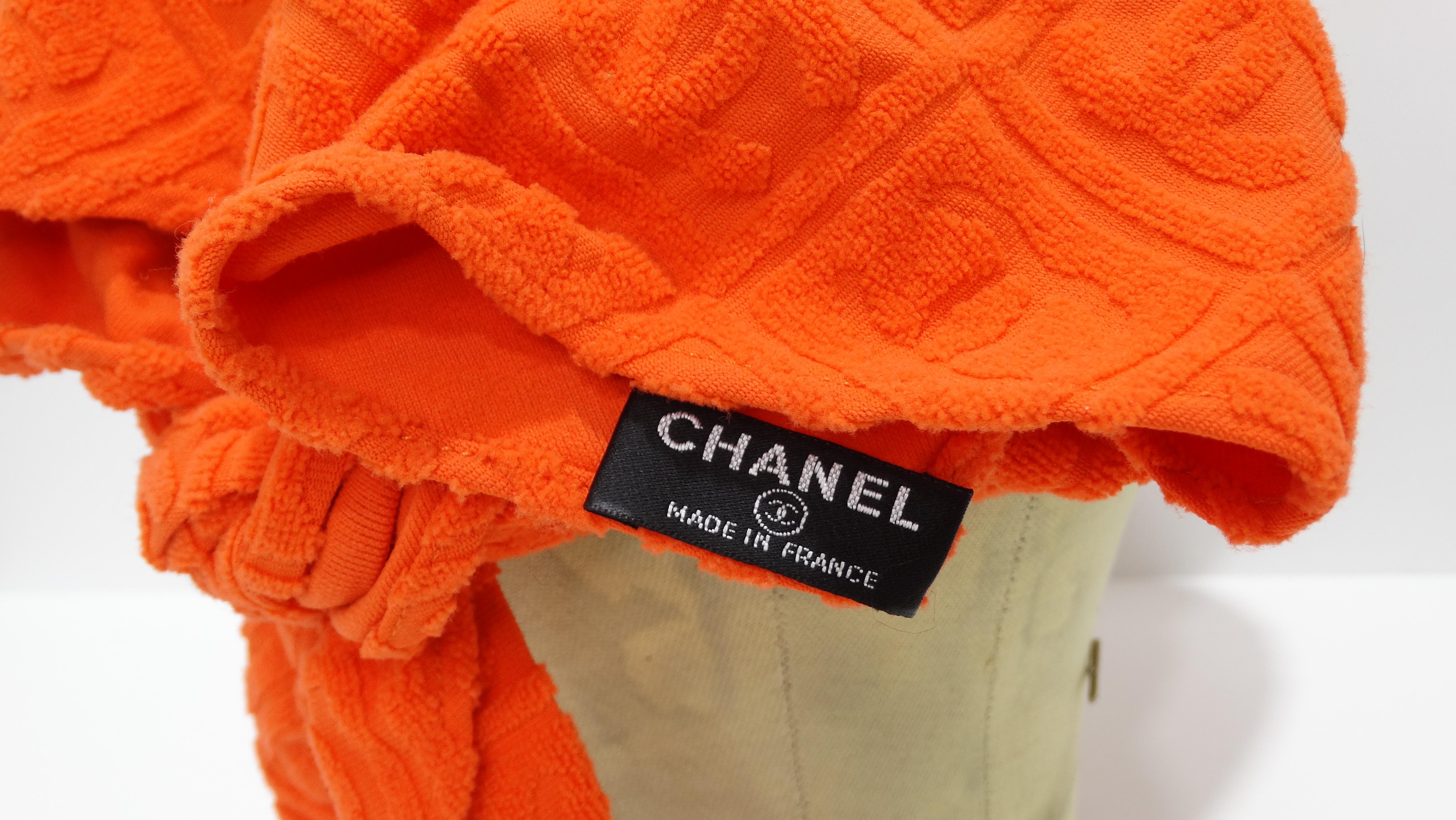 Chapeau Chanel à dos noué en tissu éponge avec logo CC et monogramme en vente 2