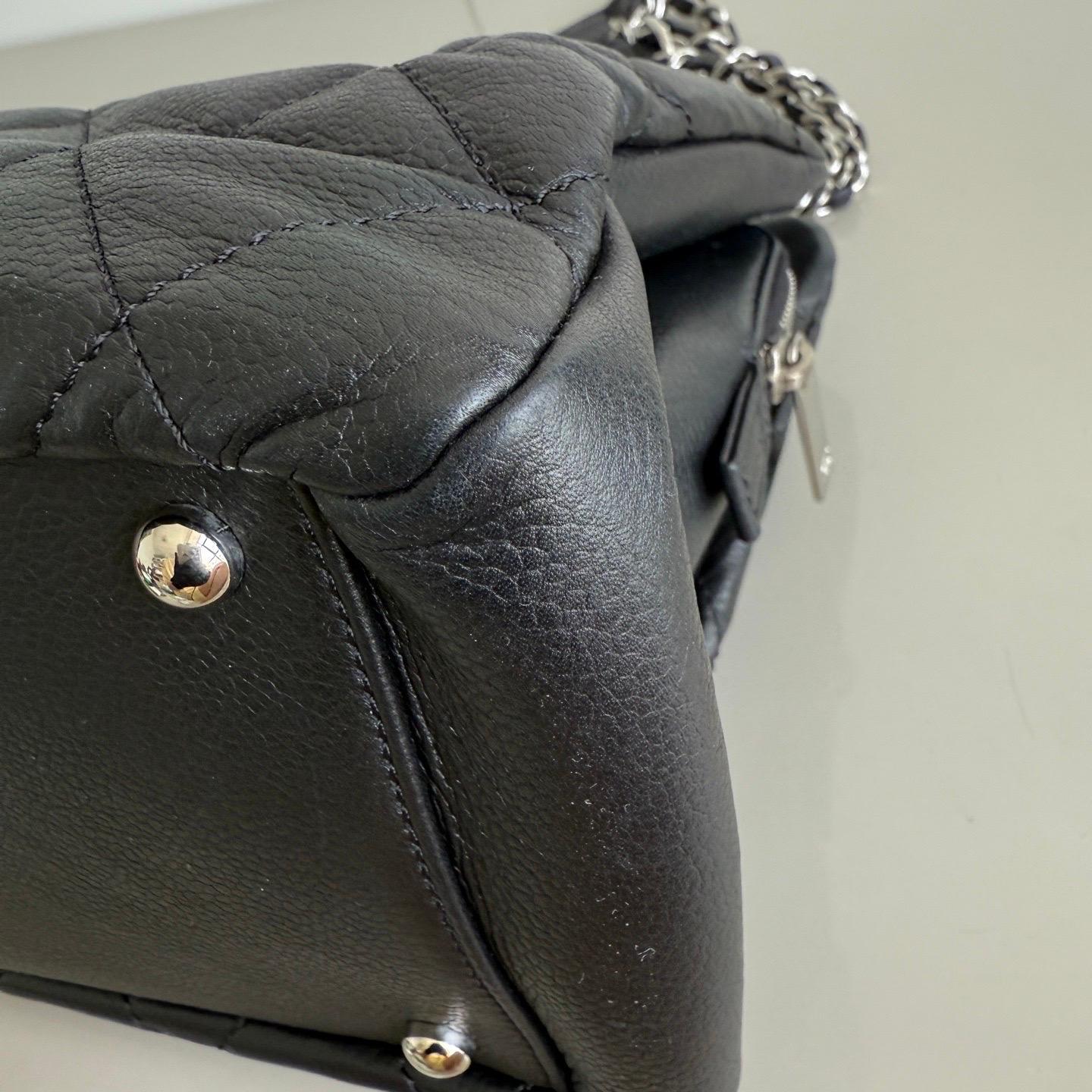 Chanel CC Logo Tote Nero Morbido Trapuntato Pelle Caviale Hardware Argento 2011-2012 in vendita 6