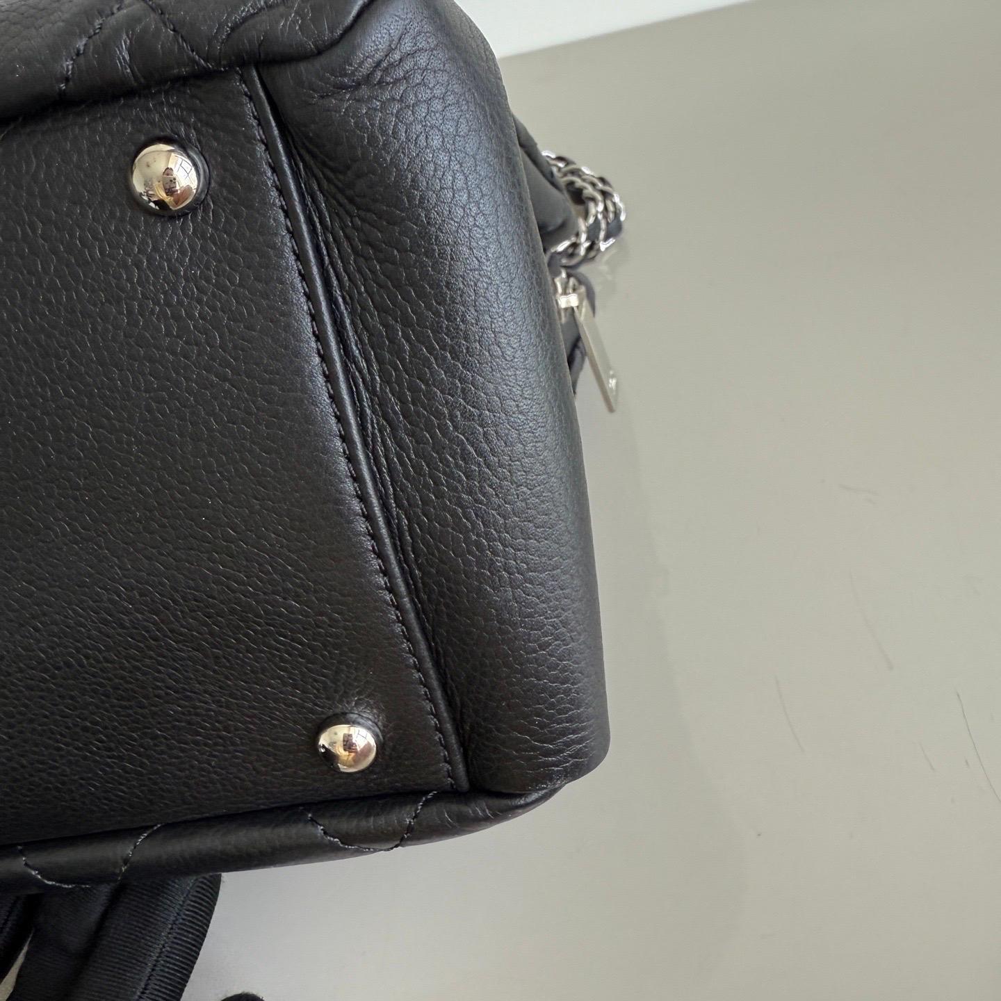 Chanel CC Logo Tote Nero Morbido Trapuntato Pelle Caviale Hardware Argento 2011-2012 in vendita 7