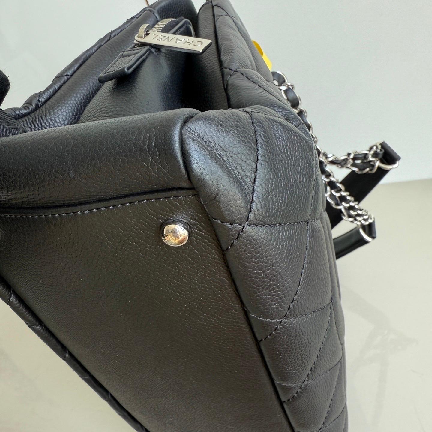 Chanel CC Logo Tote Nero Morbido Trapuntato Pelle Caviale Hardware Argento 2011-2012 in vendita 8