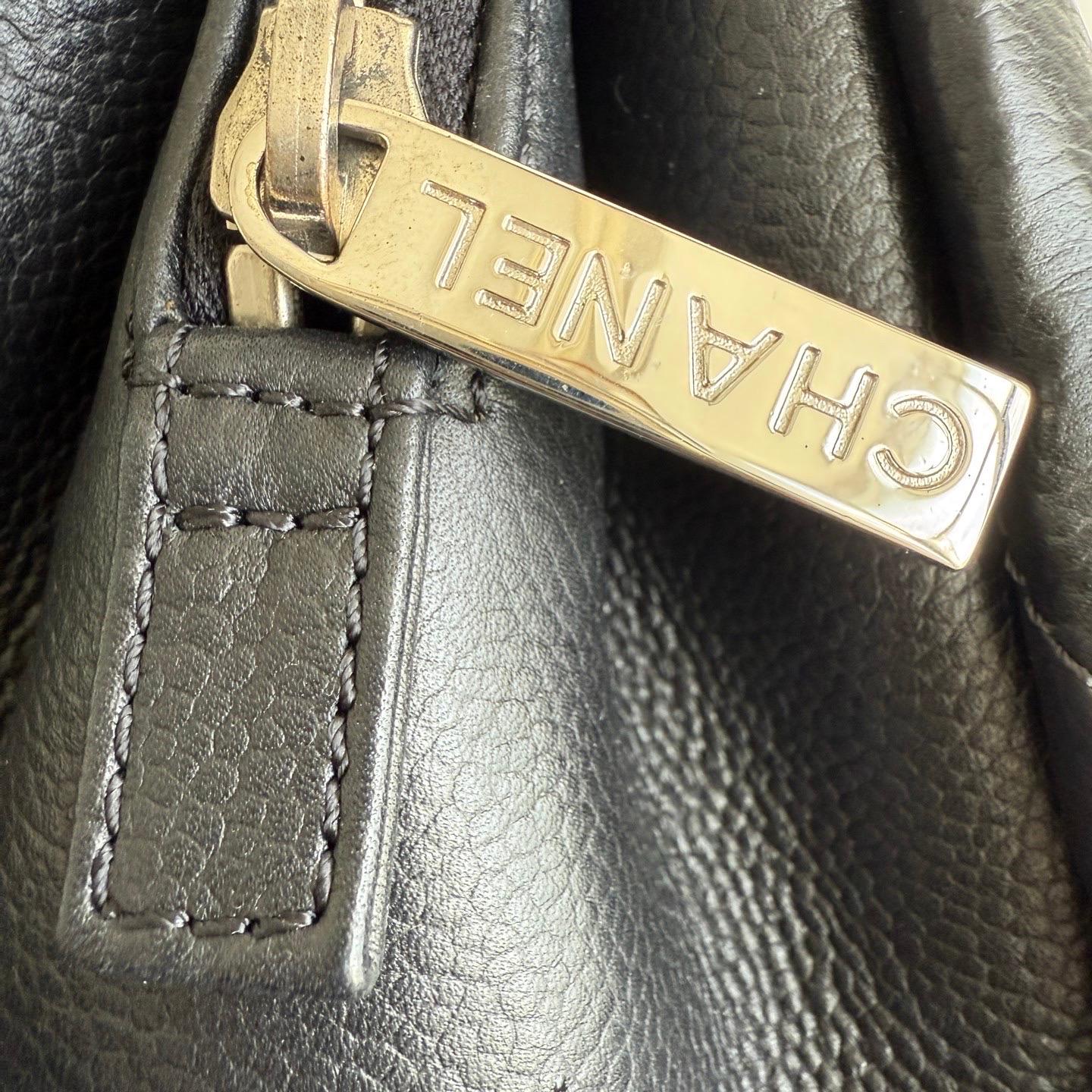 Chanel CC Logo Tote Nero Morbido Trapuntato Pelle Caviale Hardware Argento 2011-2012 in vendita 9