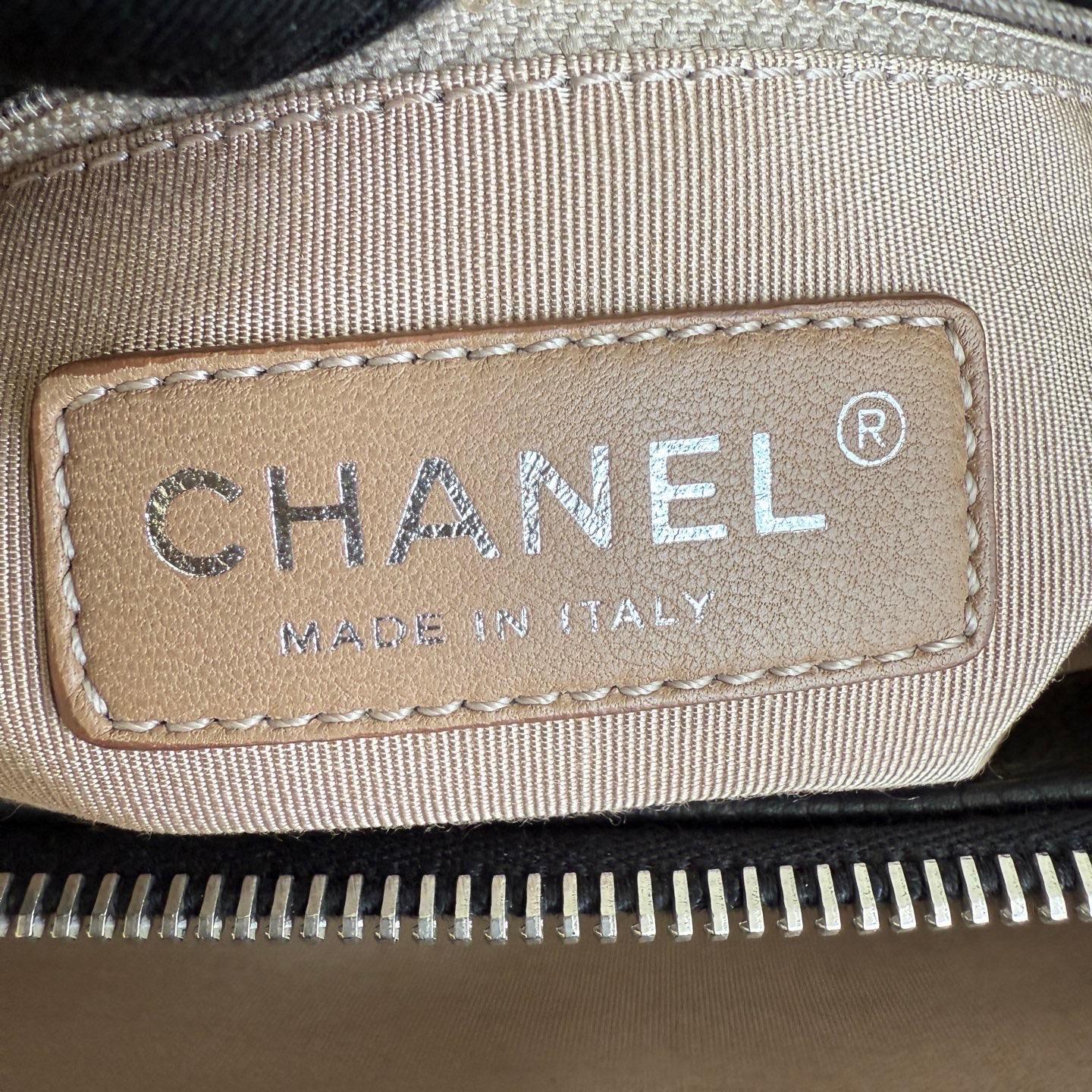 Chanel CC Logo Tote Nero Morbido Trapuntato Pelle Caviale Hardware Argento 2011-2012 in vendita 11
