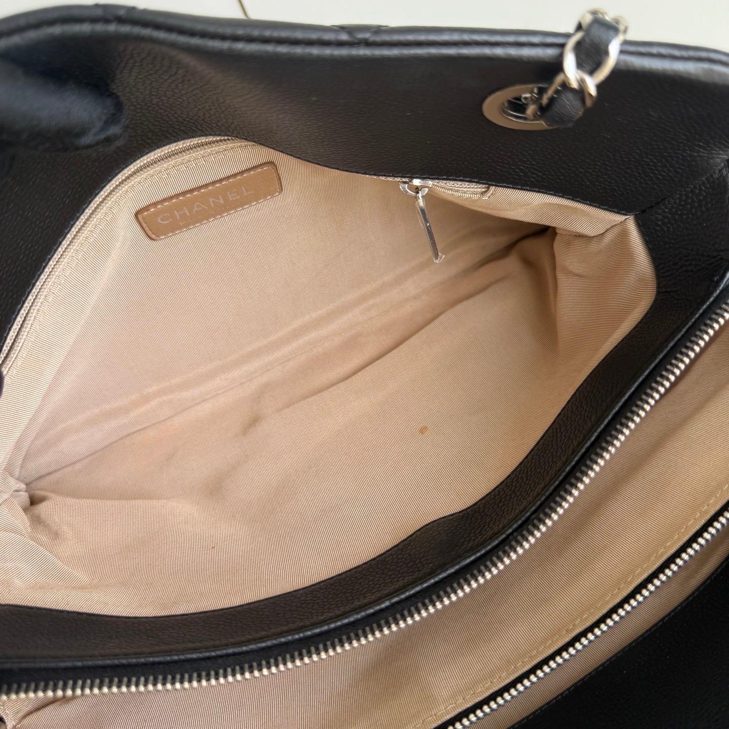 Chanel CC Logo Tote Nero Morbido Trapuntato Pelle Caviale Hardware Argento 2011-2012 in vendita 13