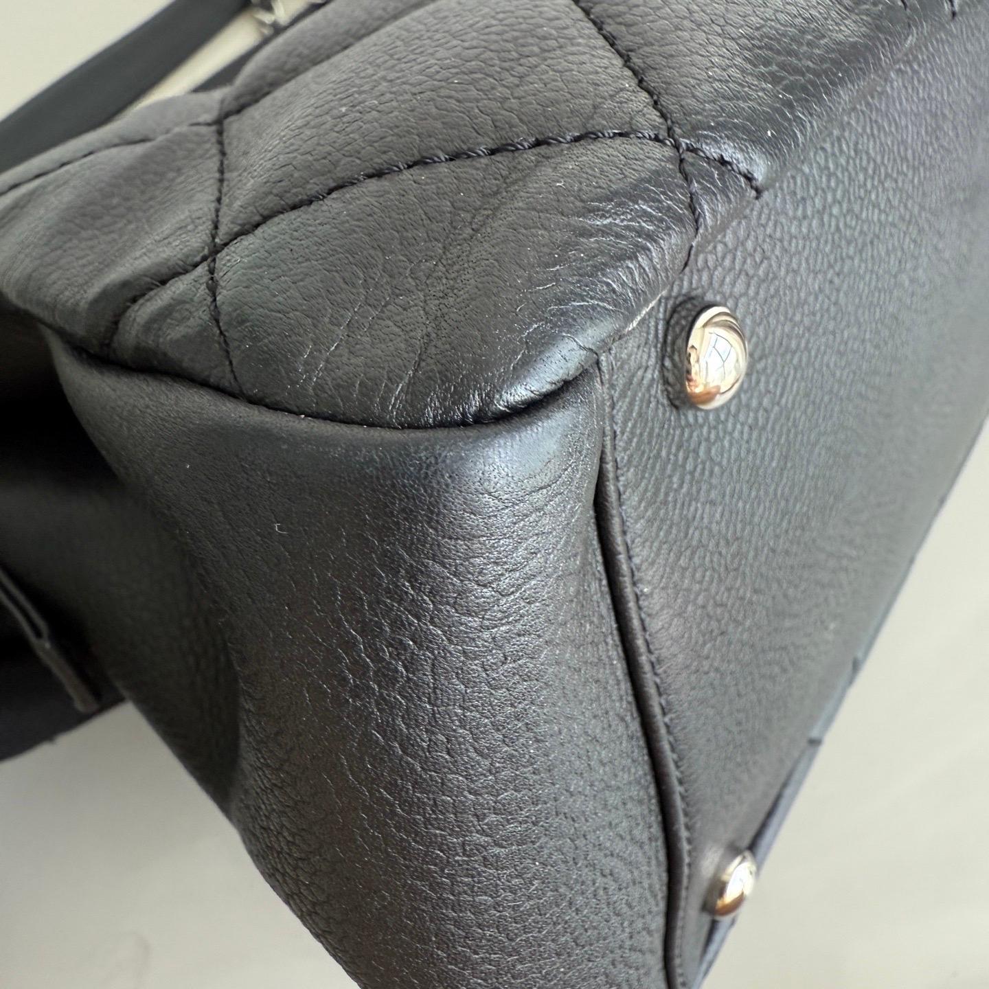 Chanel CC Logo Tote Nero Morbido Trapuntato Pelle Caviale Hardware Argento 2011-2012 in vendita 14