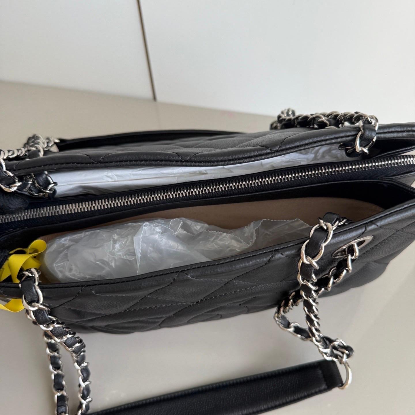Chanel CC Logo Tote Nero Morbido Trapuntato Pelle Caviale Hardware Argento 2011-2012 in vendita 15