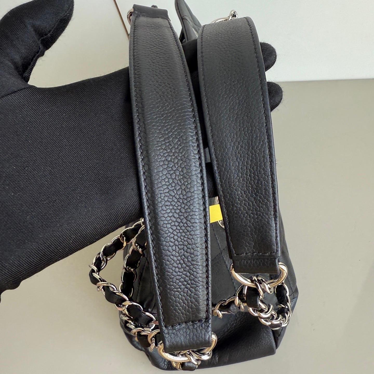 Chanel CC Logo Tote Nero Morbido Trapuntato Pelle Caviale Hardware Argento 2011-2012 in vendita 16