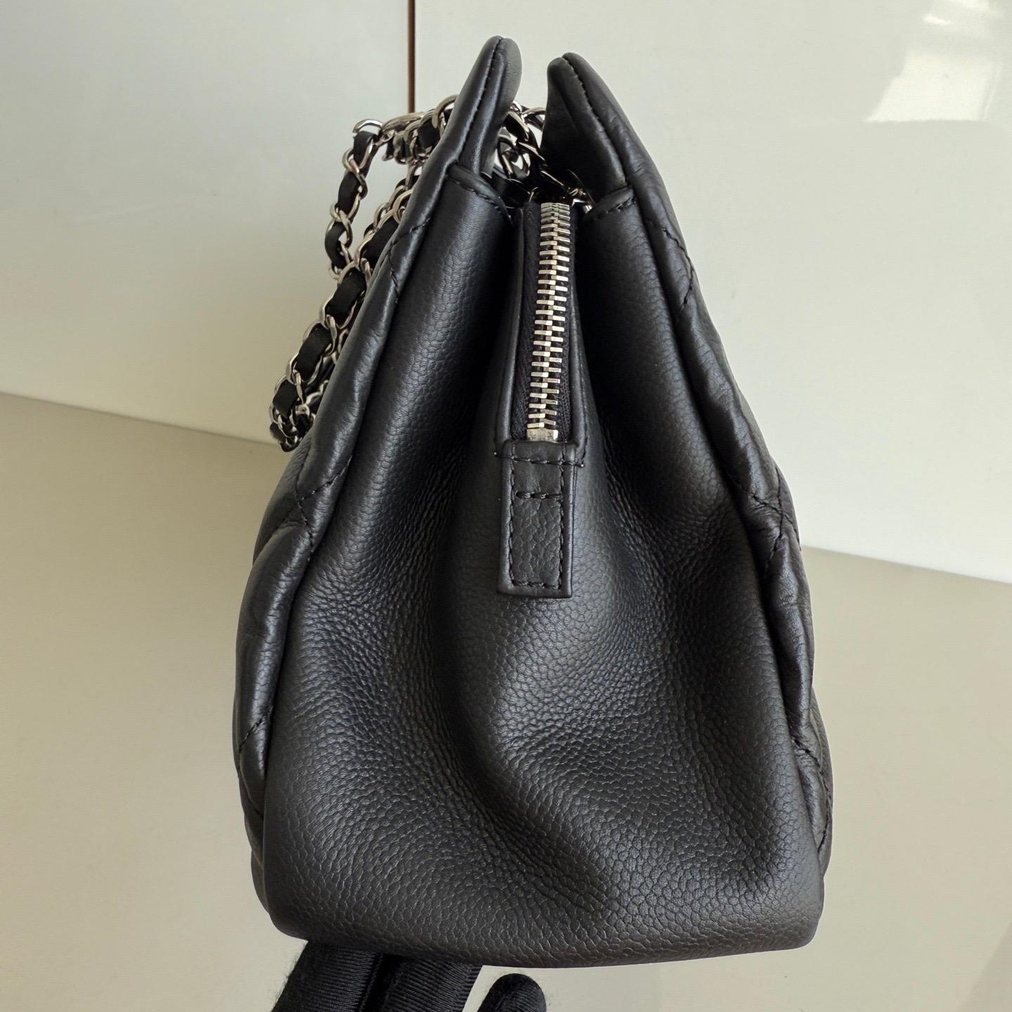 Donna Chanel CC Logo Tote Nero Morbido Trapuntato Pelle Caviale Hardware Argento 2011-2012 in vendita