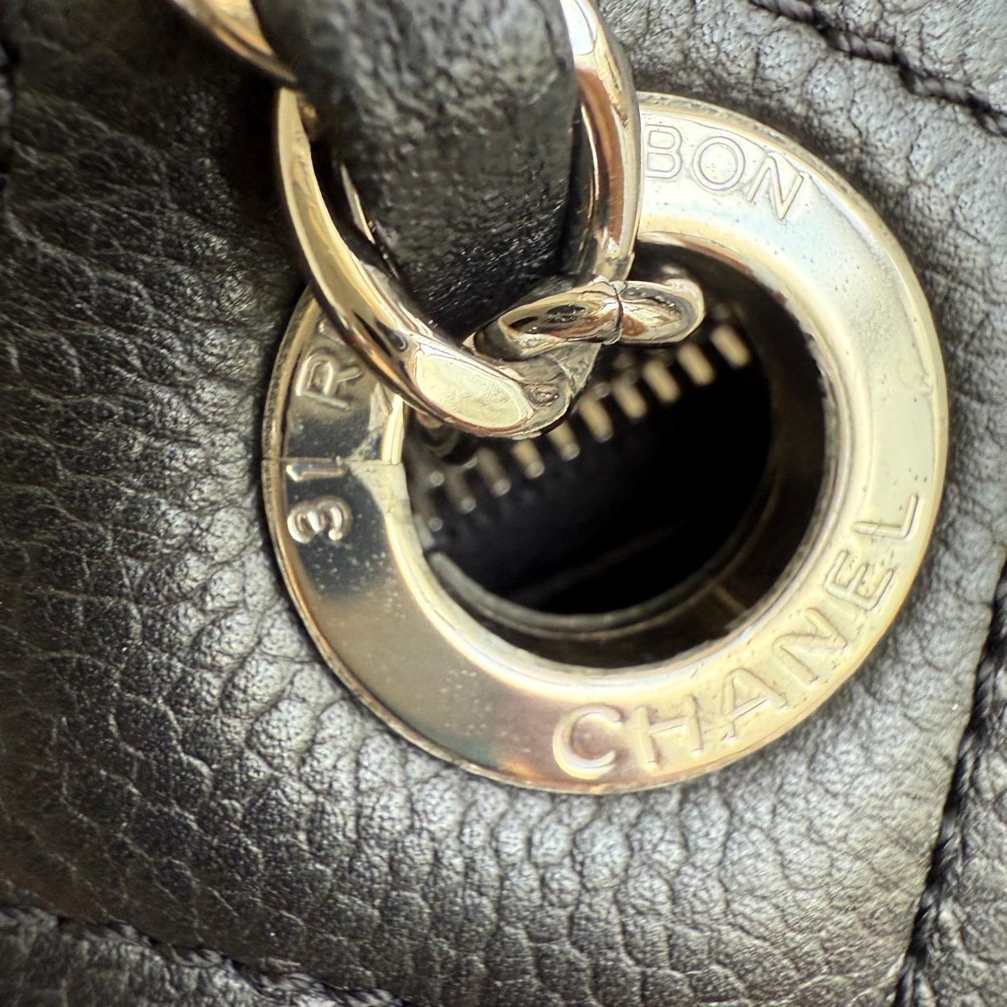 Chanel CC Logo Tote Nero Morbido Trapuntato Pelle Caviale Hardware Argento 2011-2012 in vendita 1