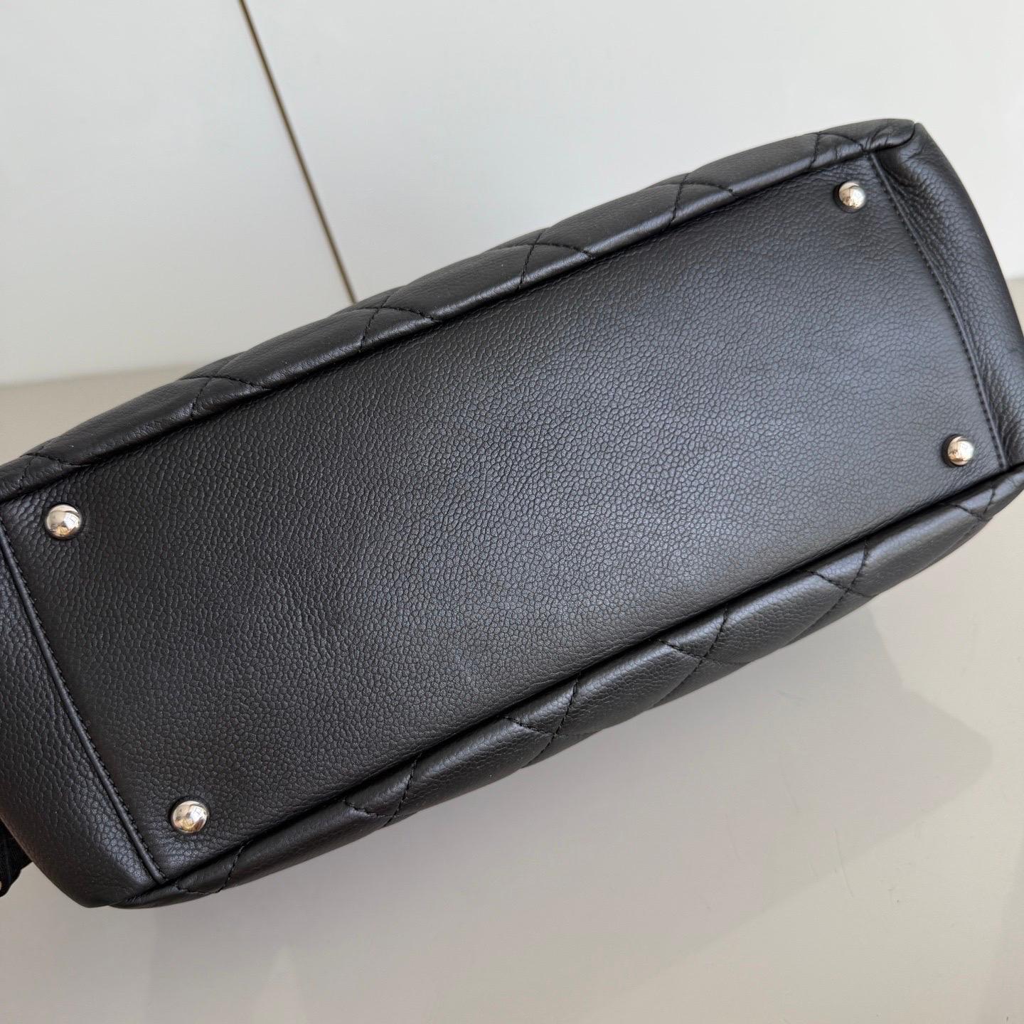 Chanel CC Logo Tote Nero Morbido Trapuntato Pelle Caviale Hardware Argento 2011-2012 in vendita 2