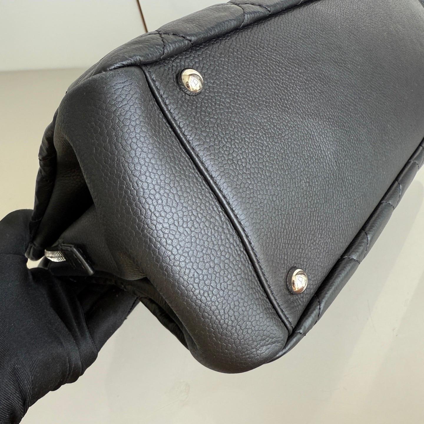 Chanel CC Logo Tote Nero Morbido Trapuntato Pelle Caviale Hardware Argento 2011-2012 in vendita 3