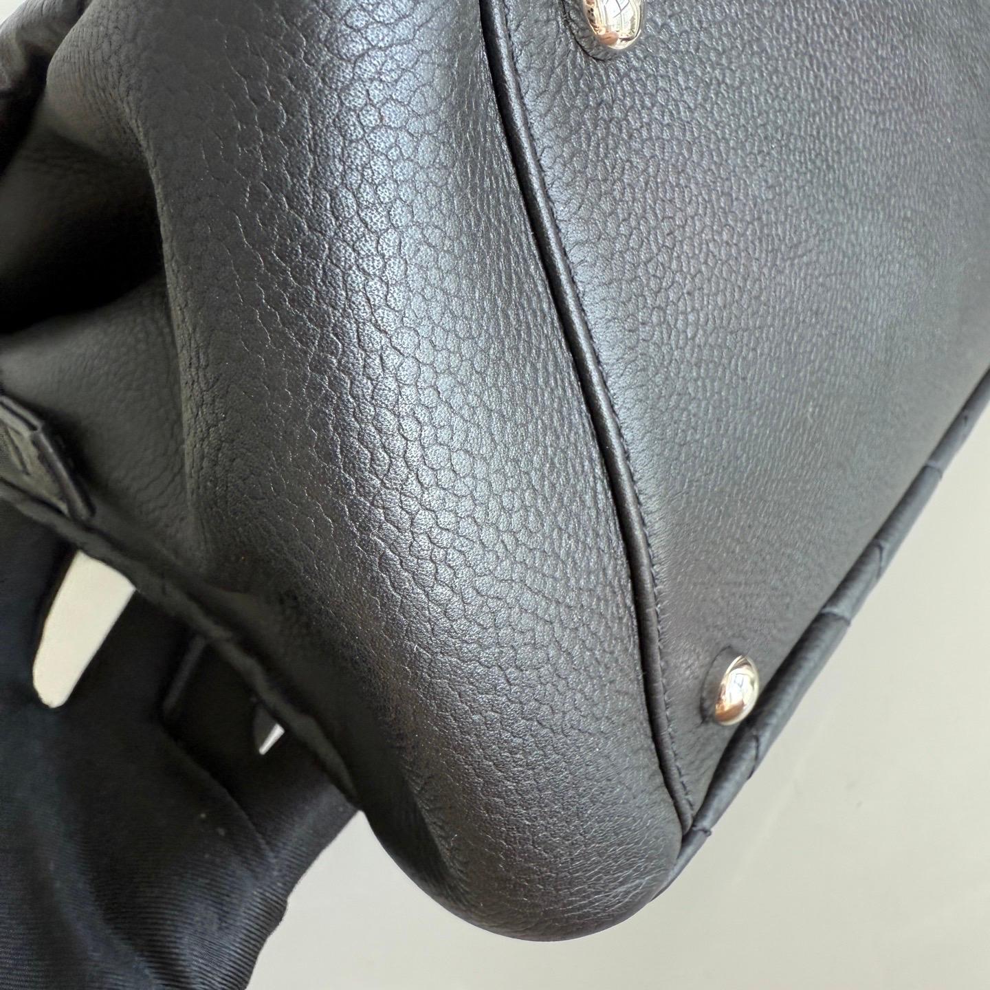 Chanel CC Logo Tote Nero Morbido Trapuntato Pelle Caviale Hardware Argento 2011-2012 in vendita 4