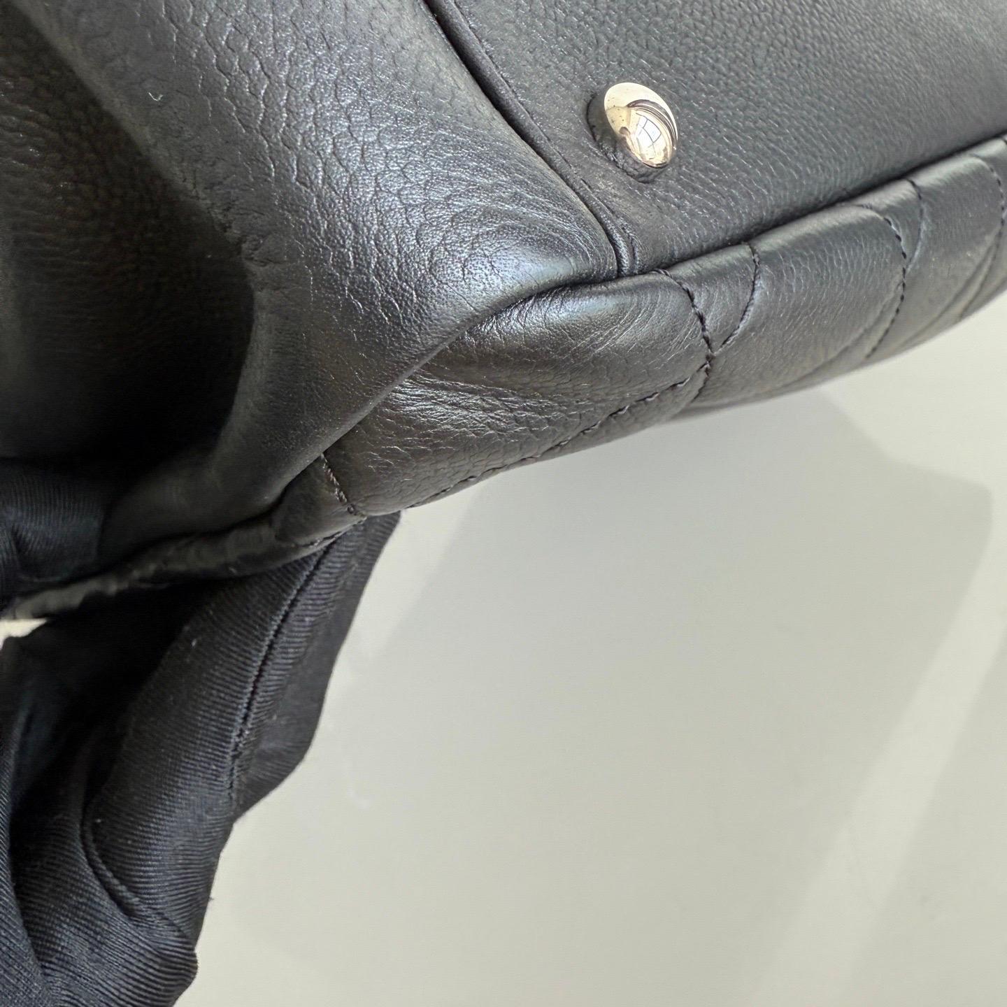 Chanel CC Logo Tote Nero Morbido Trapuntato Pelle Caviale Hardware Argento 2011-2012 in vendita 5