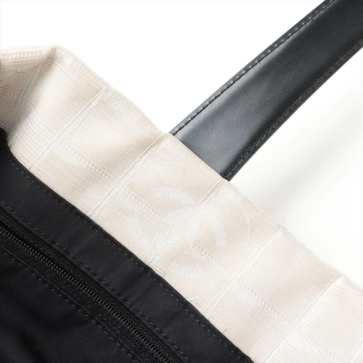 Chanel CC Logo Travel Line Nylon x Pelle Borsa Tote Beige x Nero in vendita 8