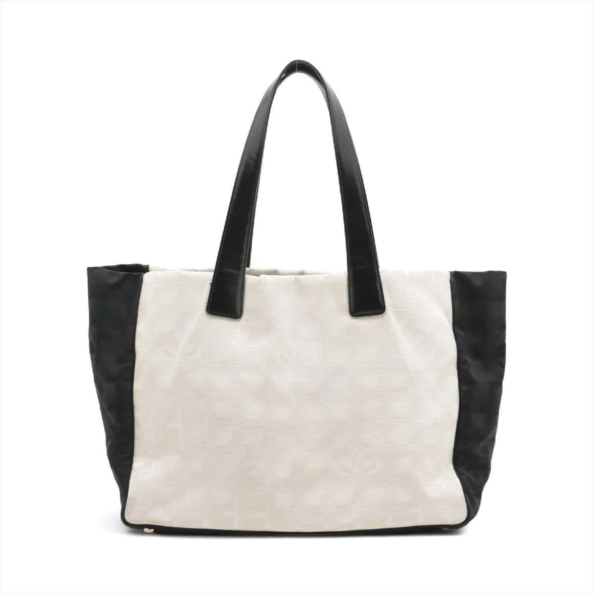 Chanel CC Logo Travel Line Nylon x Pelle Borsa Tote Beige x Nero In condizioni buone in vendita a Humacao, PR