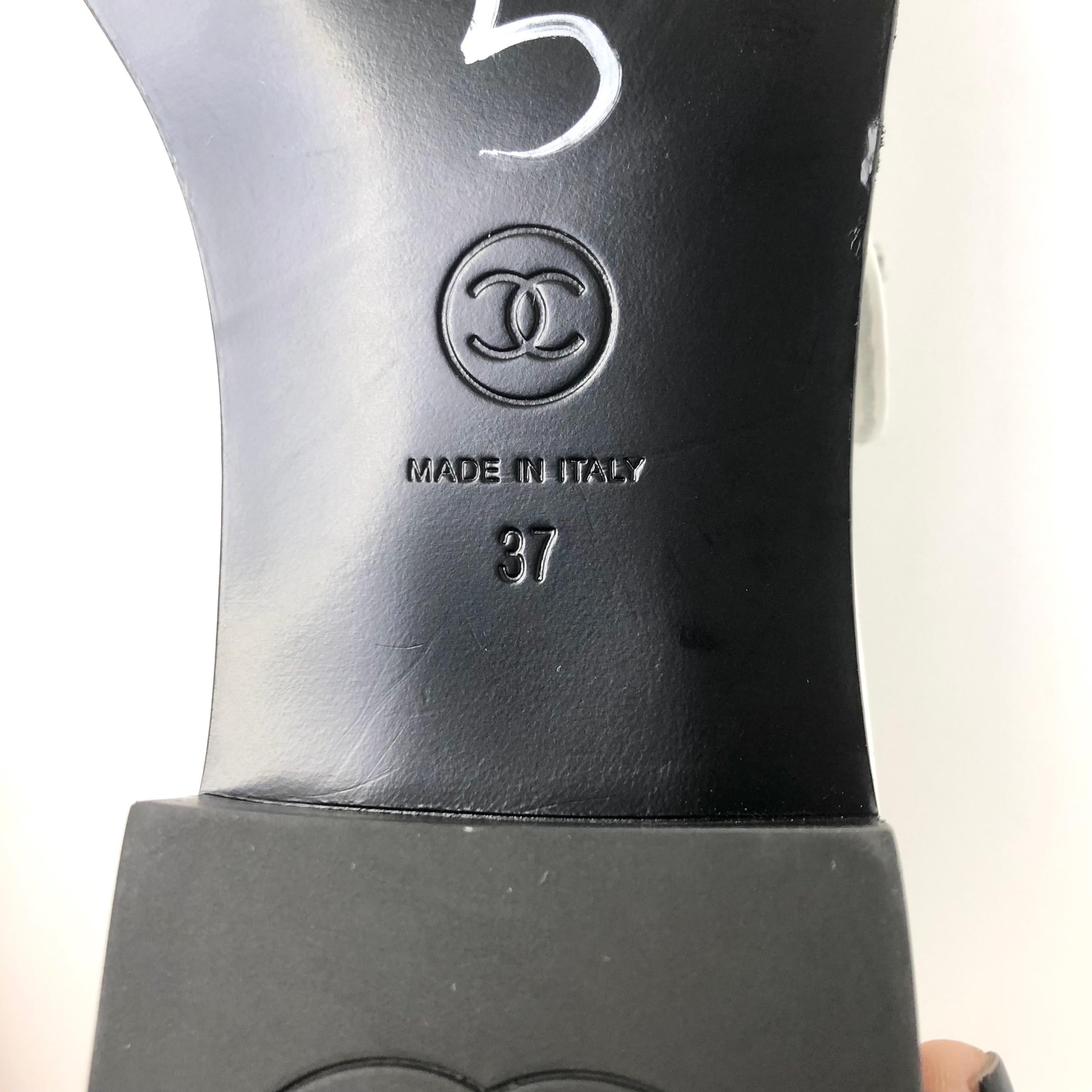 Chanel Logo Turnlock in pelle di vitello con punta a cappello Scarpe Maryjane 37 in vendita 5