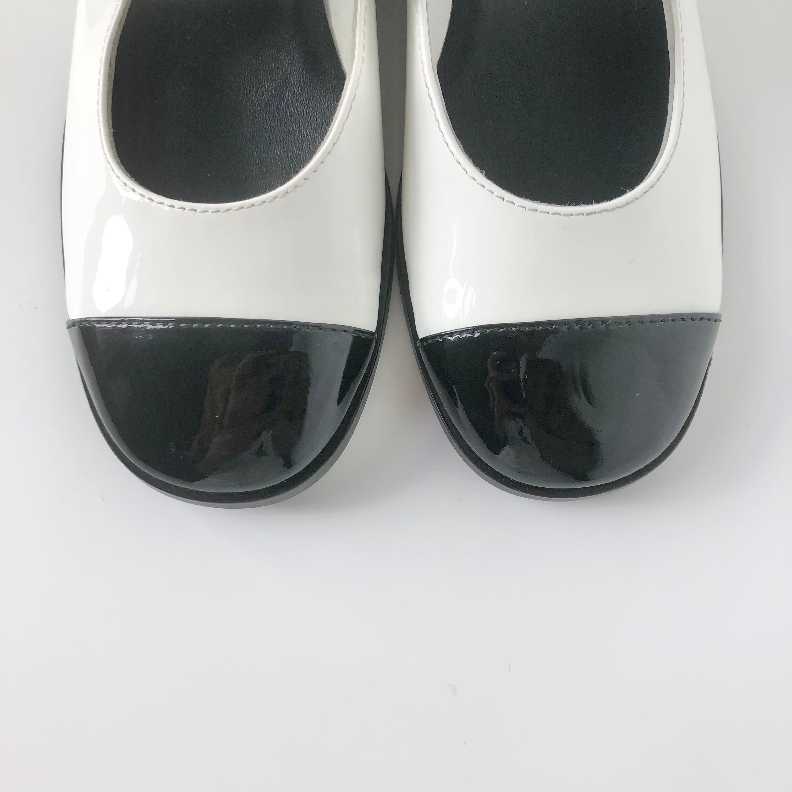 Grigio Chanel Logo Turnlock in pelle di vitello con punta a cappello Scarpe Maryjane 37 in vendita