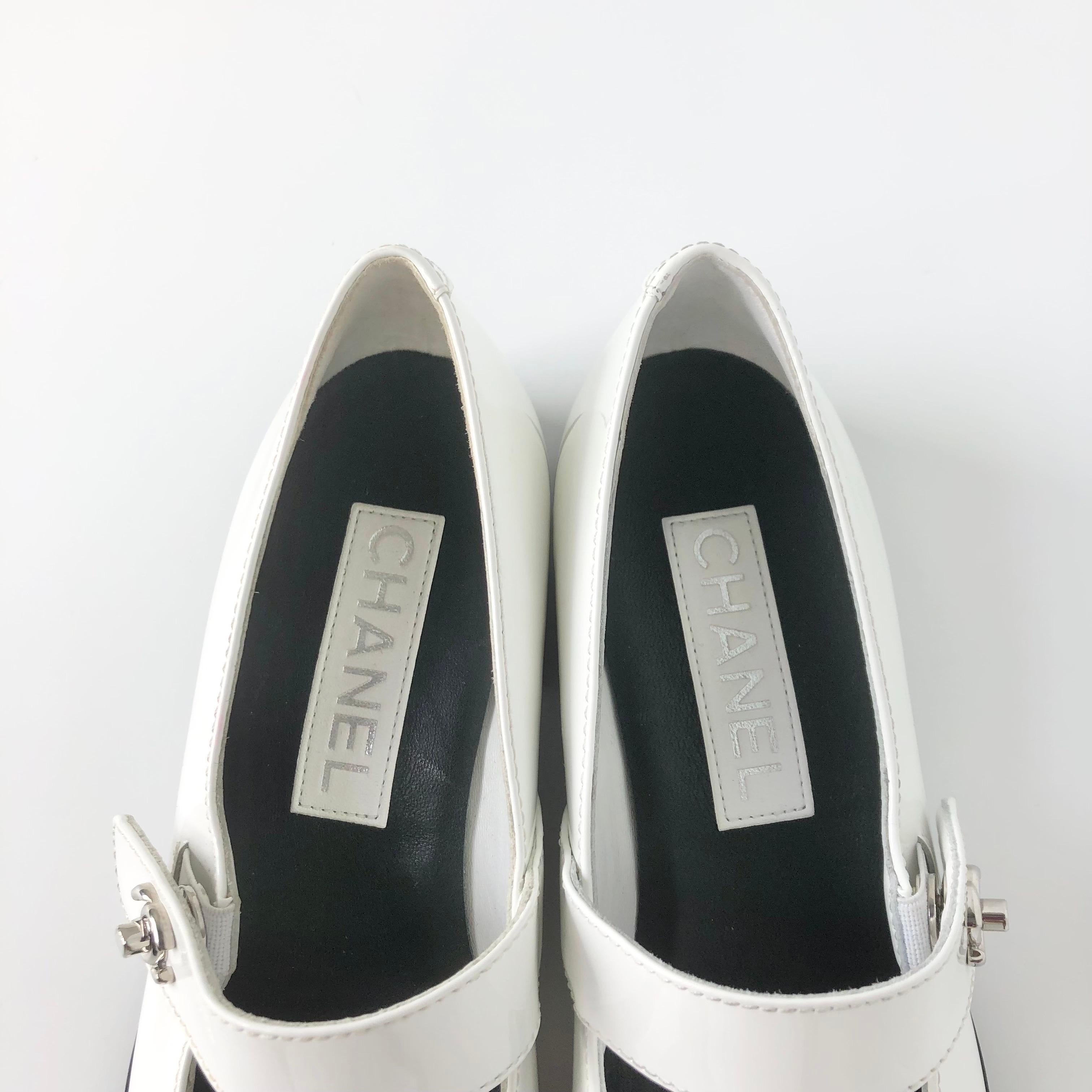 Chanel Logo Turnlock in pelle di vitello con punta a cappello Scarpe Maryjane 37 In condizioni ottime in vendita a Mechanicsville, VA