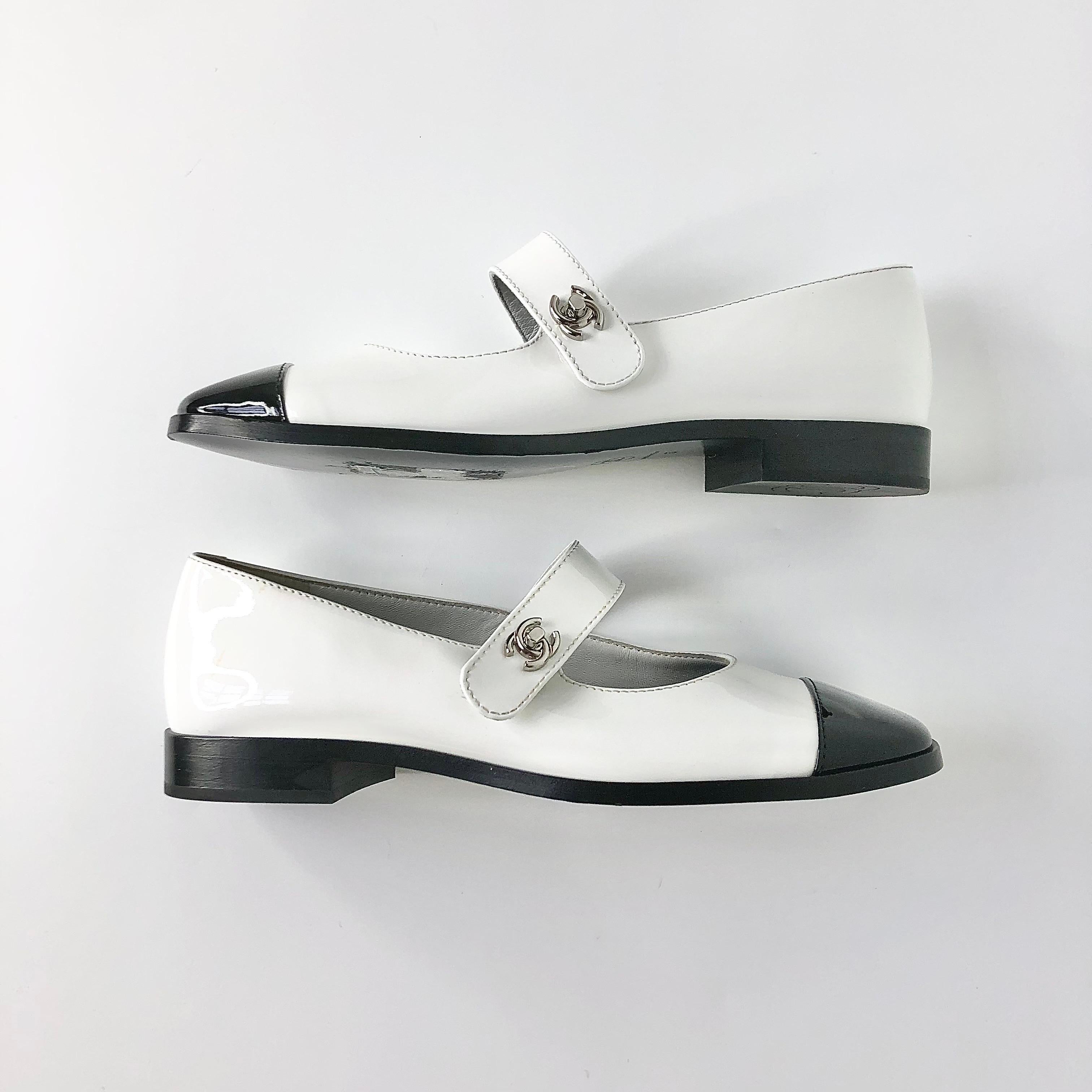 Donna Chanel Logo Turnlock in pelle di vitello con punta a cappello Scarpe Maryjane 37 in vendita
