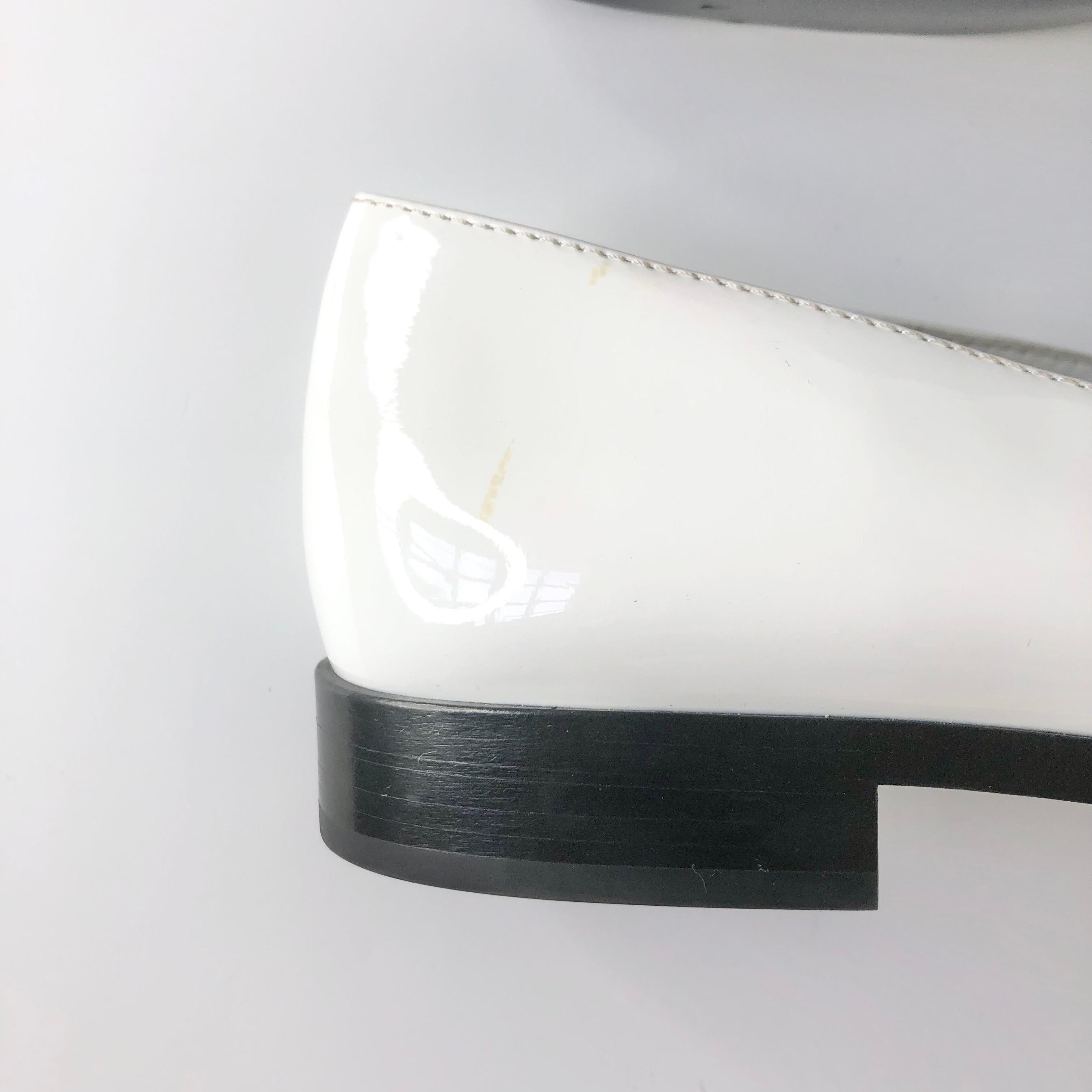 Chanel Logo Turnlock in pelle di vitello con punta a cappello Scarpe Maryjane 37 in vendita 1