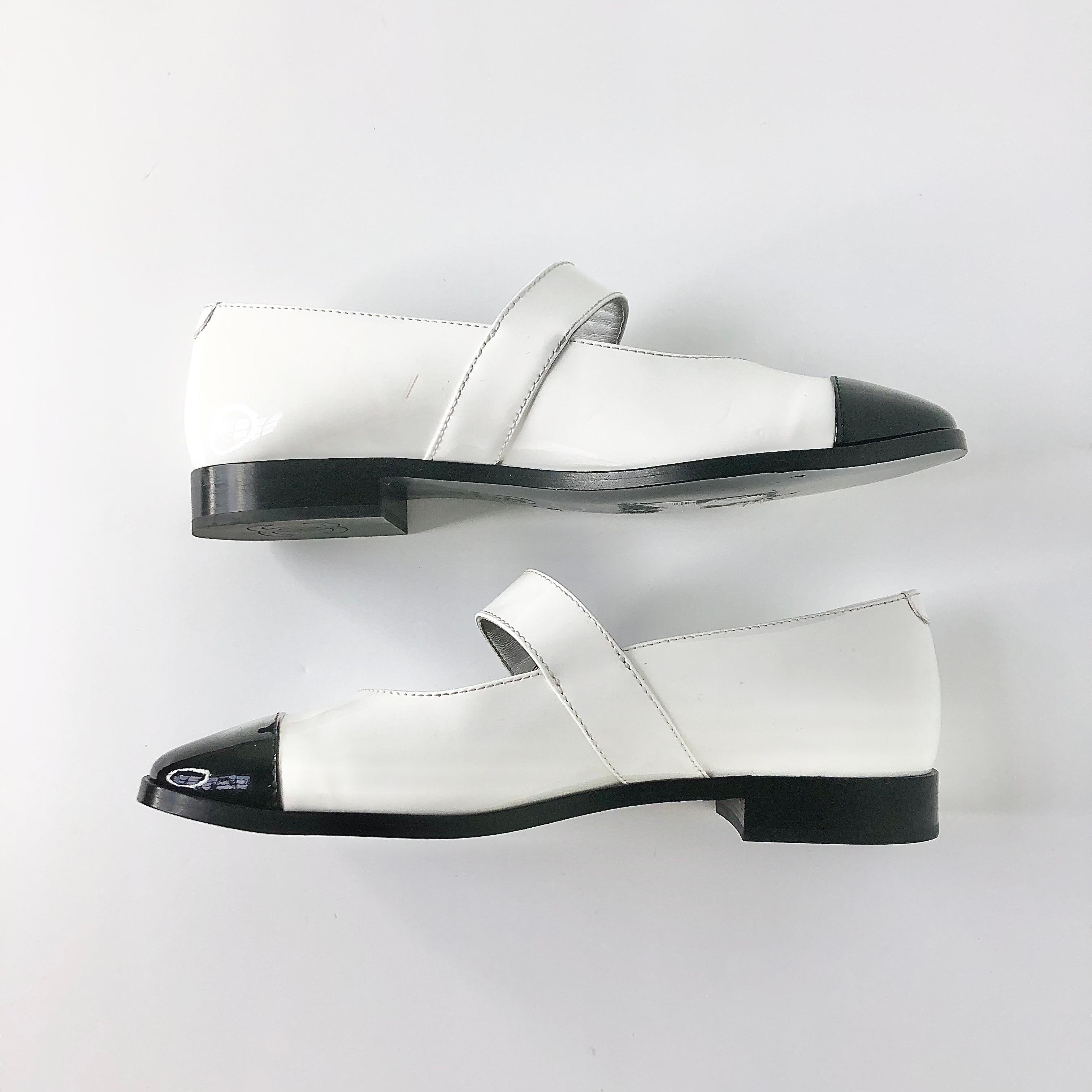 Chanel Logo Turnlock in pelle di vitello con punta a cappello Scarpe Maryjane 37 in vendita 2
