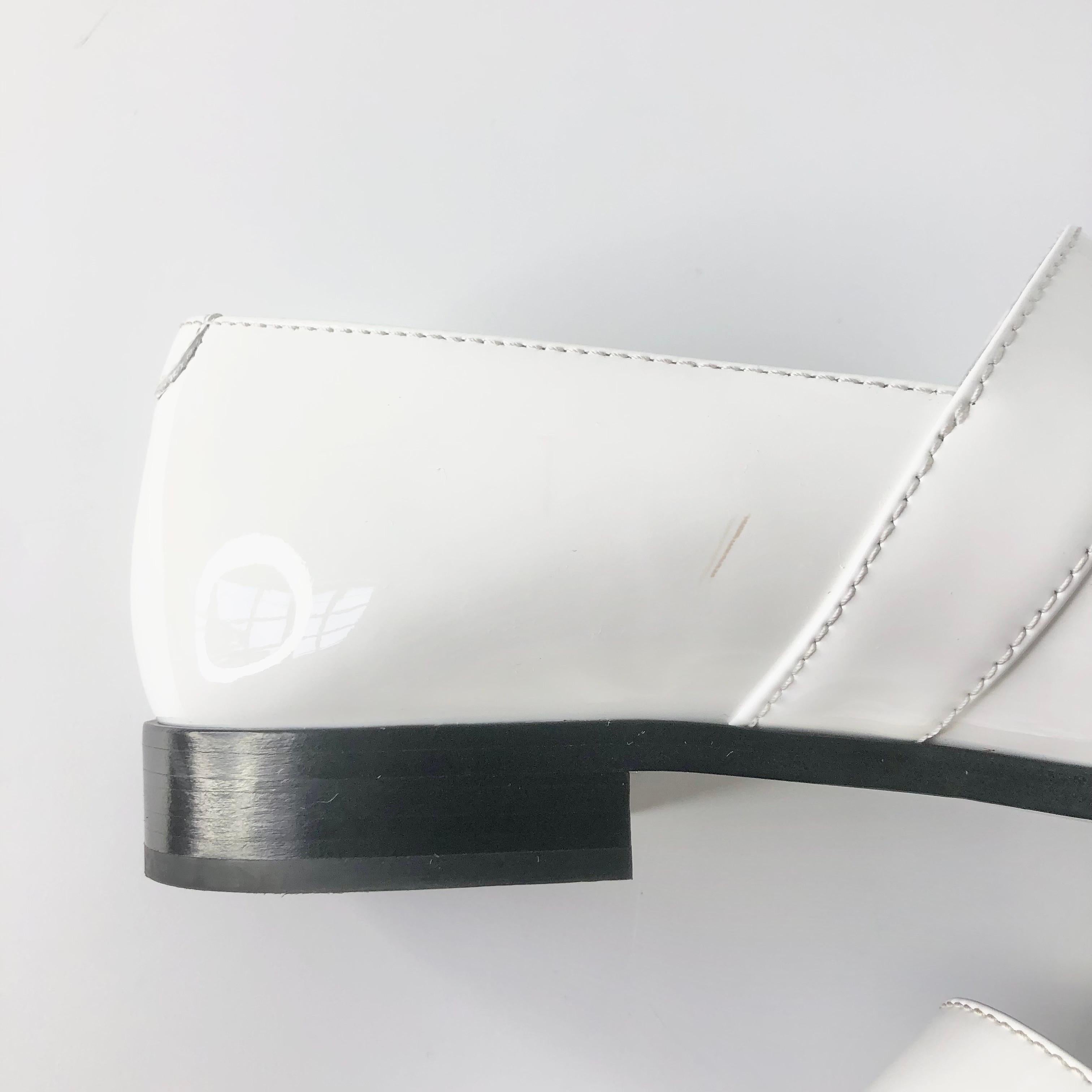 Chanel Logo Turnlock in pelle di vitello con punta a cappello Scarpe Maryjane 37 in vendita 3