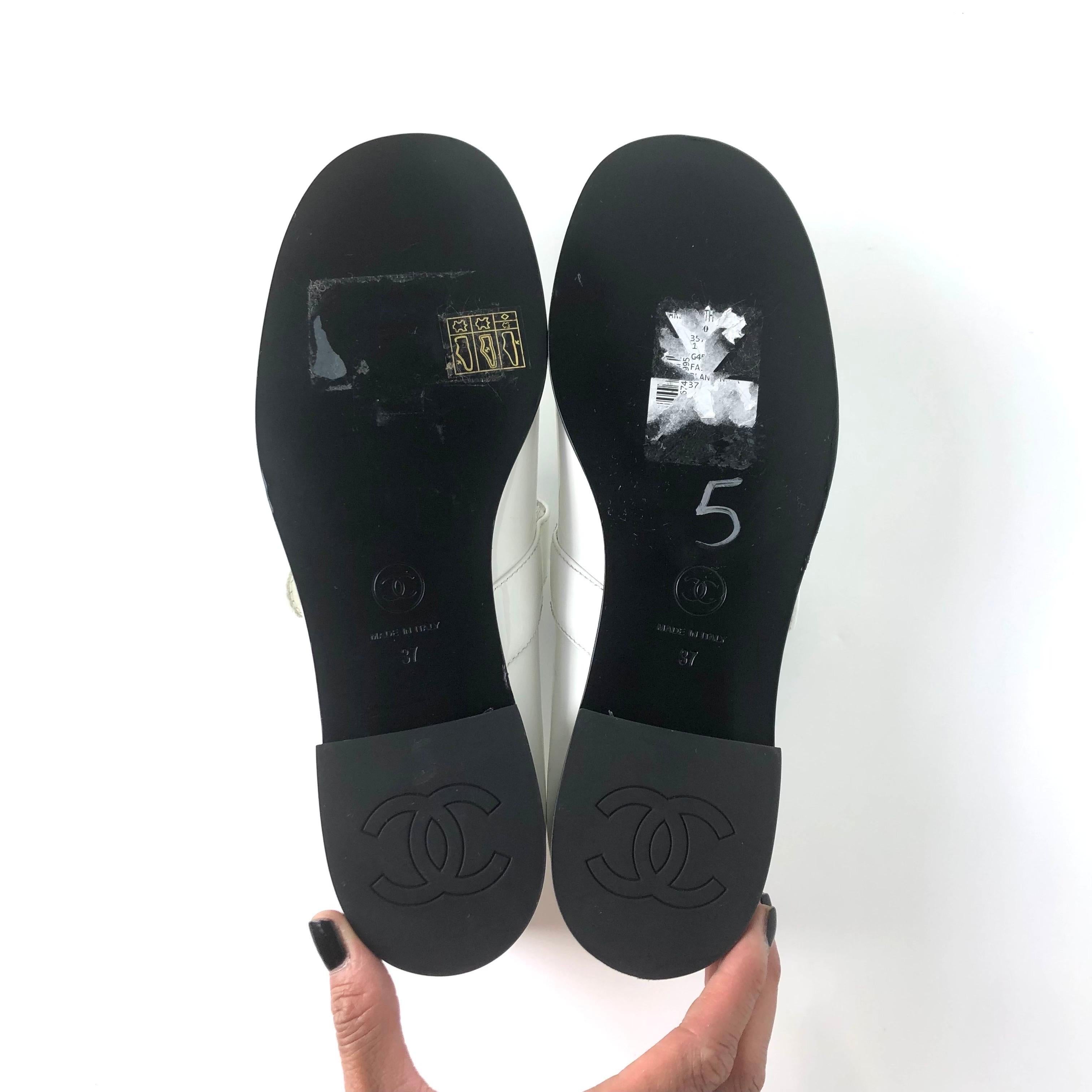Chanel Logo Turnlock in pelle di vitello con punta a cappello Scarpe Maryjane 37 in vendita 4