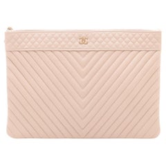 Chanel CC Logo V-Stitch Clutch aus Kaviarleder in Kaviar