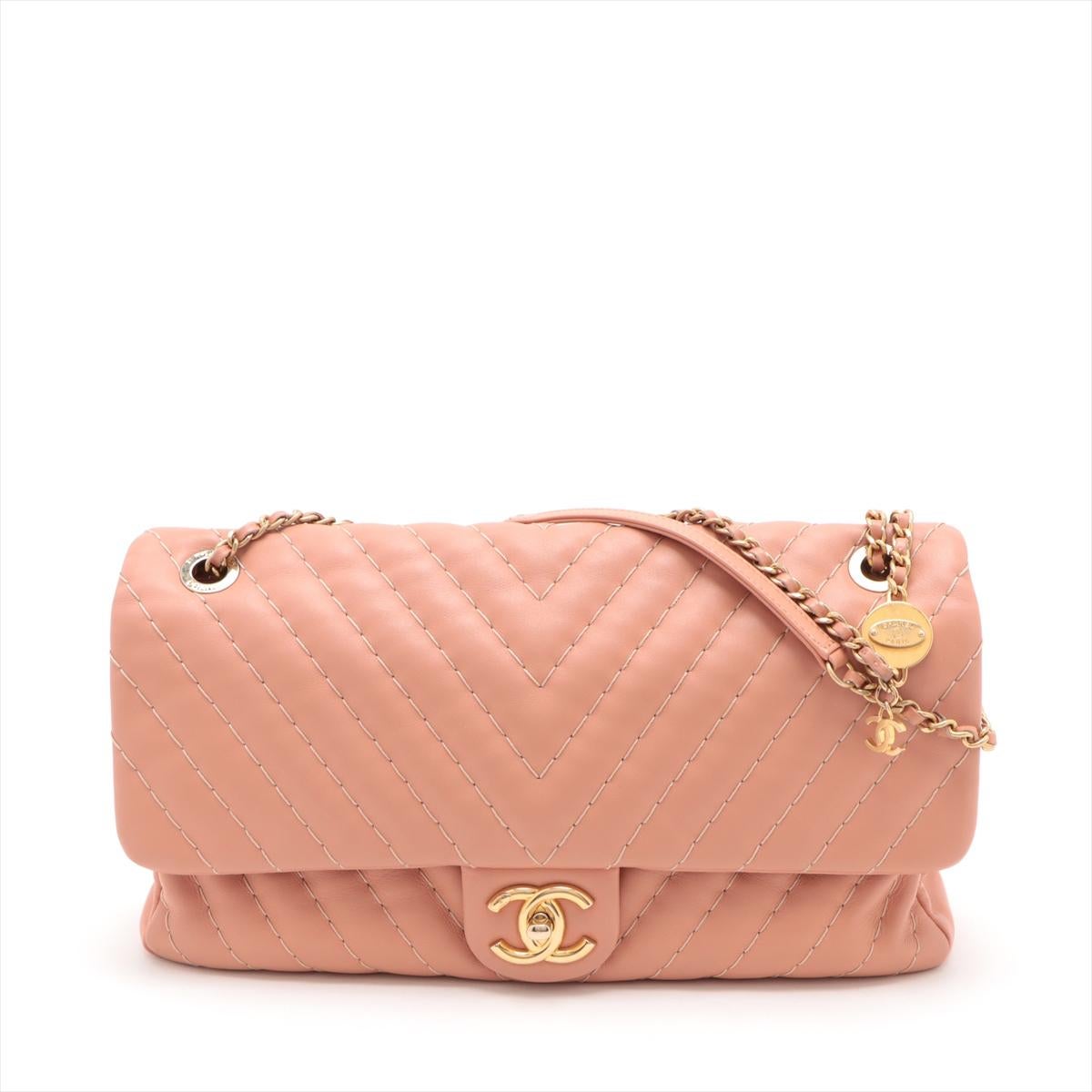 The Chanel CC Logo V-Stitch Lambskin Single Flap Double Chain Bag in Salmon Pink is a stunning blend of elegance and sophistication. Crafted from luxurious lambskin leather, it features a distinctive V-stitch quilted pattern that adds texture and