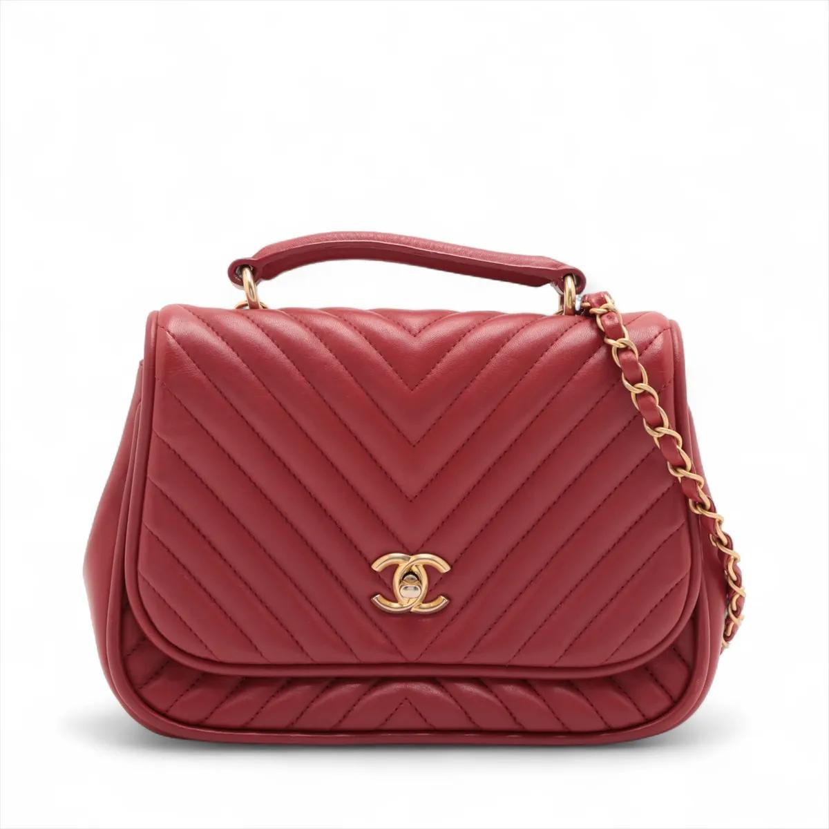 La borsa a tracolla Chanel CC Logo V Stitch in pelle di agnello a due vie in rosso è un pezzo sorprendente che mette in mostra l'eleganza senza tempo di Chanel con un tocco audace. Realizzata in morbida pelle di agnello, la borsa presenta un